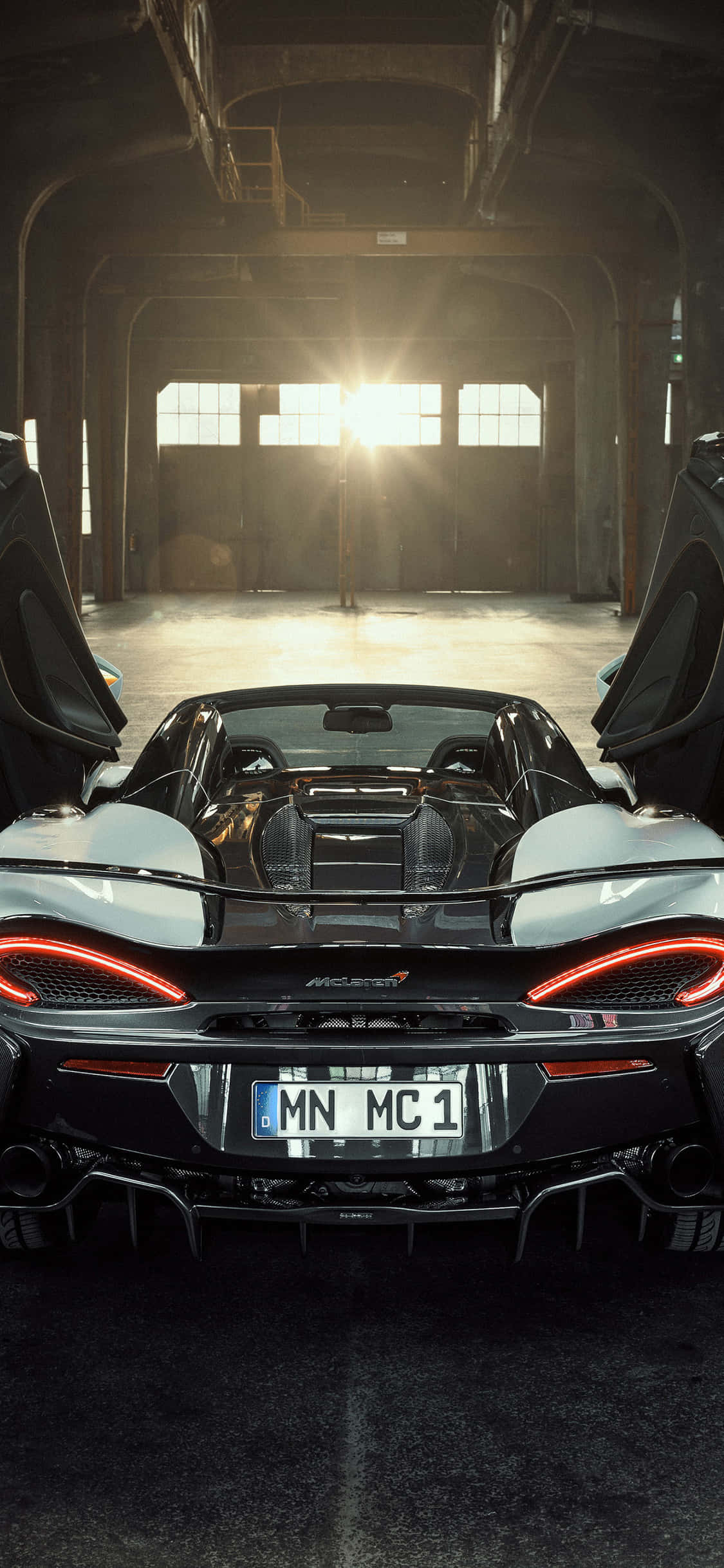 Το iPhone Xs δείχνει σαν στο σπίτι του δίπλα στο McLaren 720s Ταπετσαρία