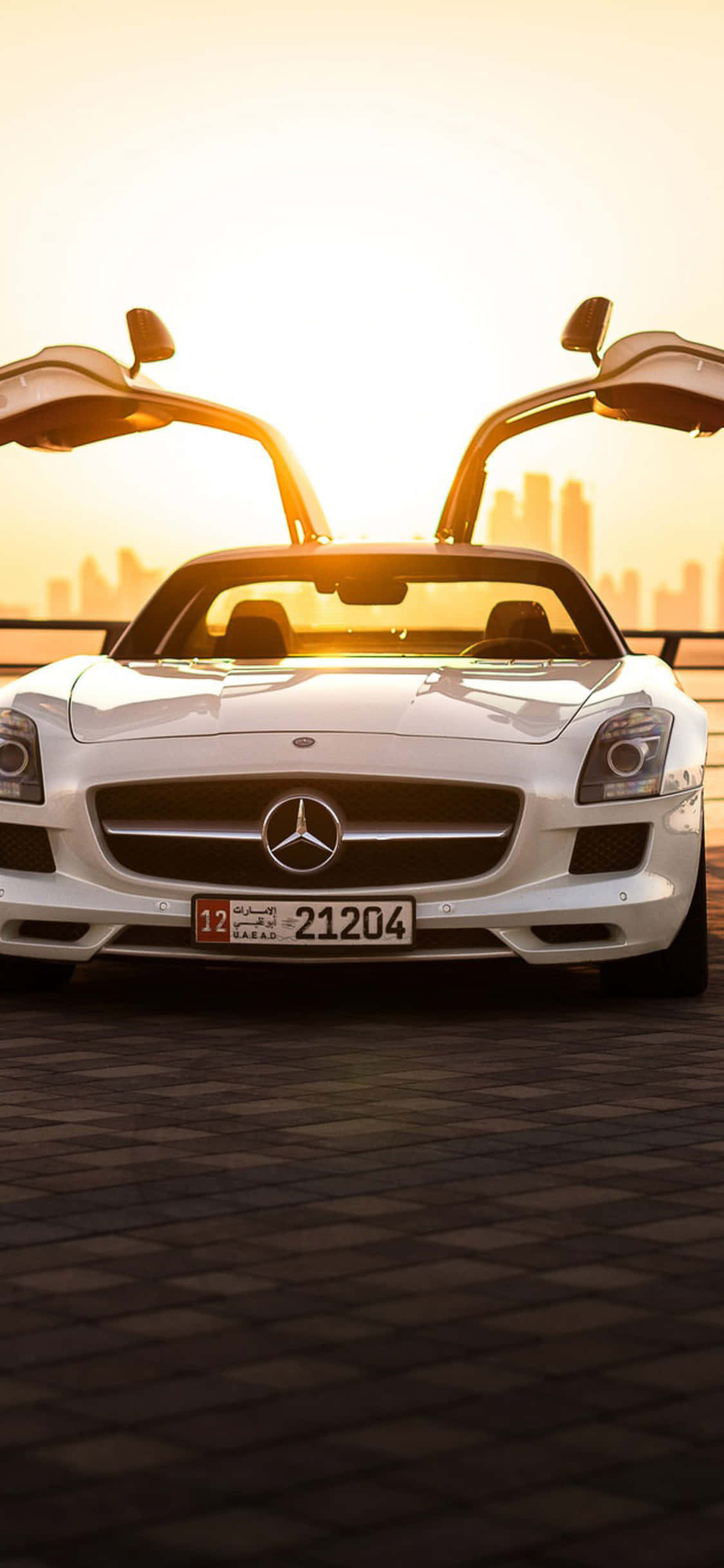 Λευκό Φόντο iPhone Xs Mercedes Amg με Πόρτες Bullwing Ταπετσαρία