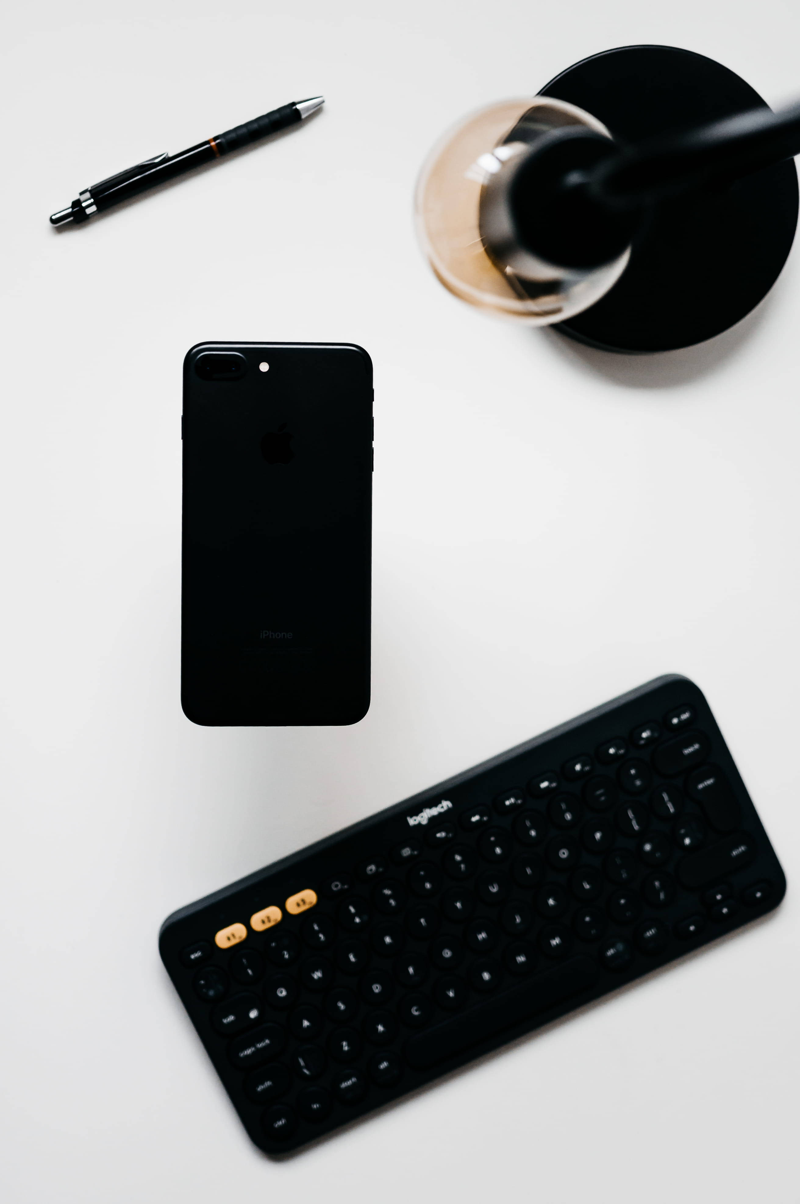 Μινιμαλιστικό iPhone γραφείο με μαύρο πληκτρολόγιο Ταπετσαρία