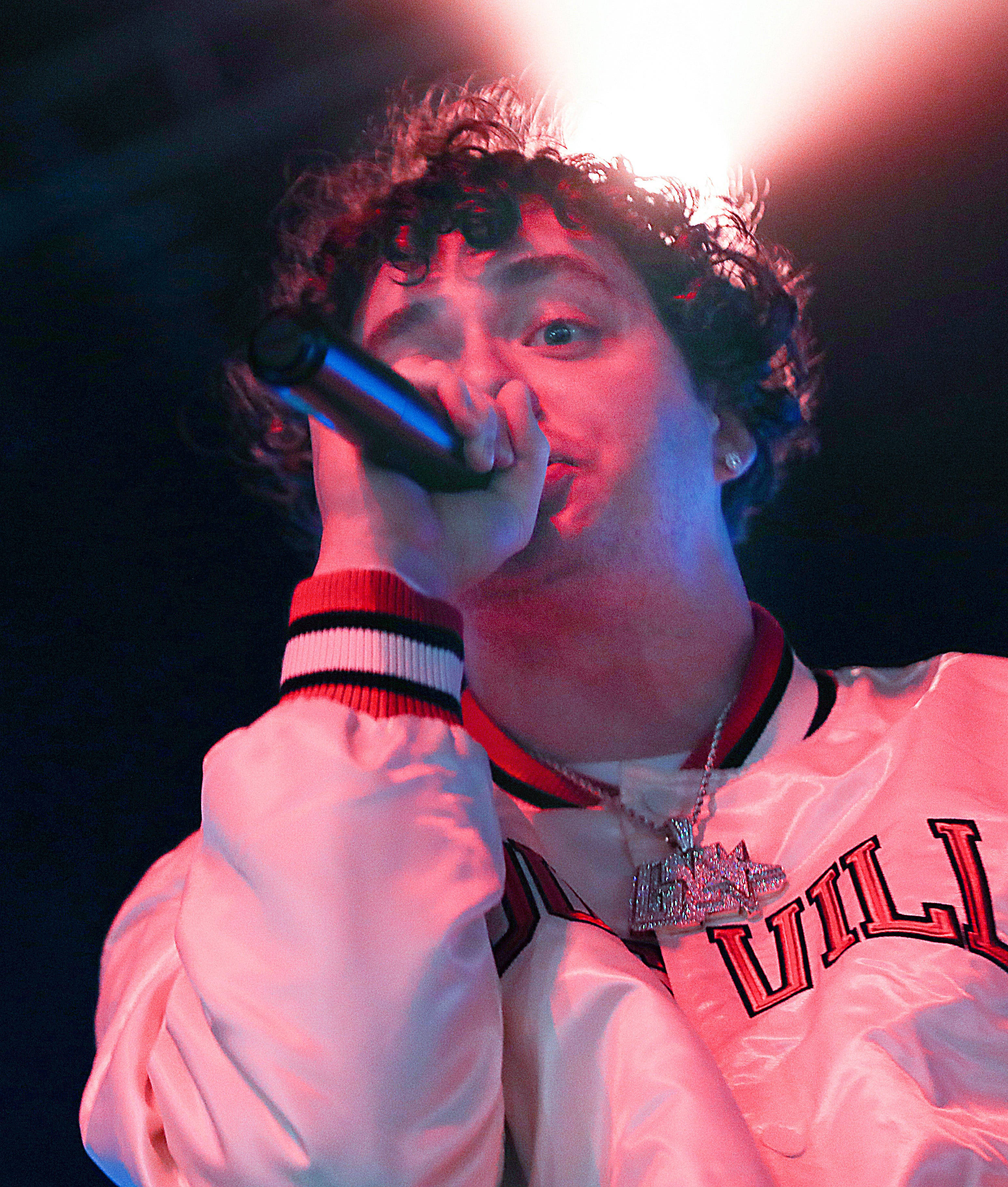 Jack Harlow κρατώντας μικρόφωνο Ταπετσαρία