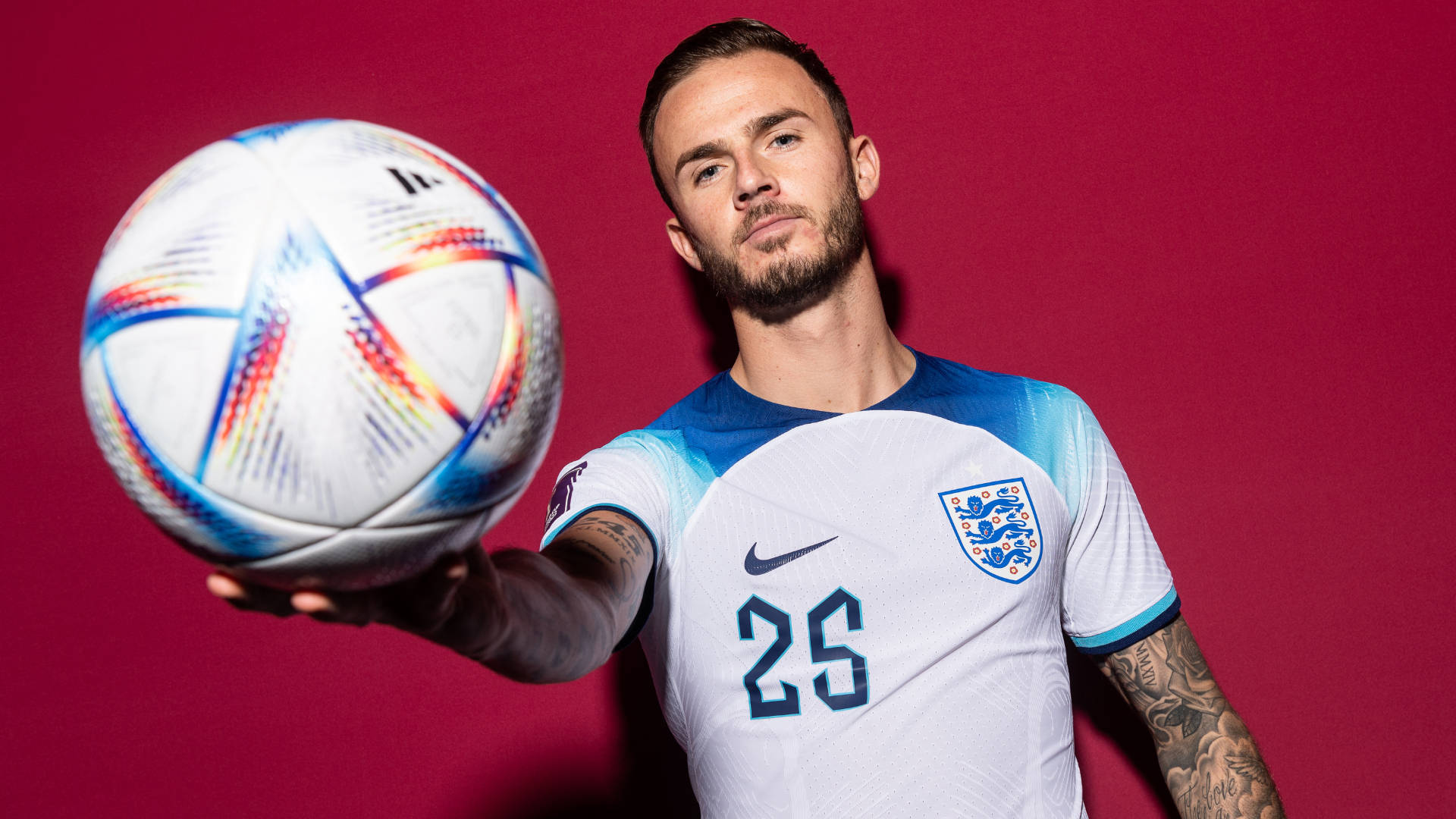 James Maddison σε μπορντό φόντο Ταπετσαρία