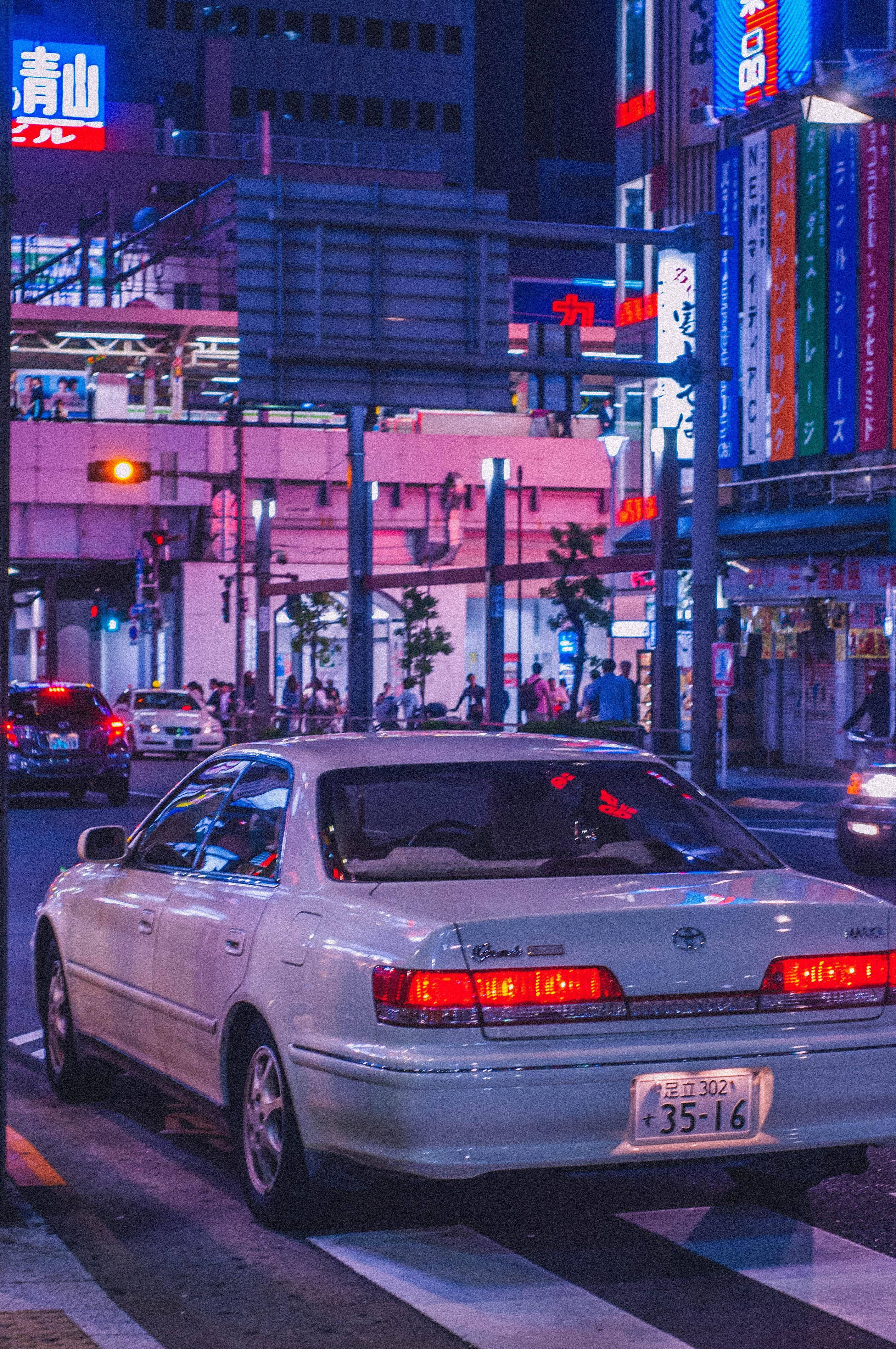JDM Αυτοκίνητο σε Αισθητική Νυχτερινή Πόλη Ταπετσαρία