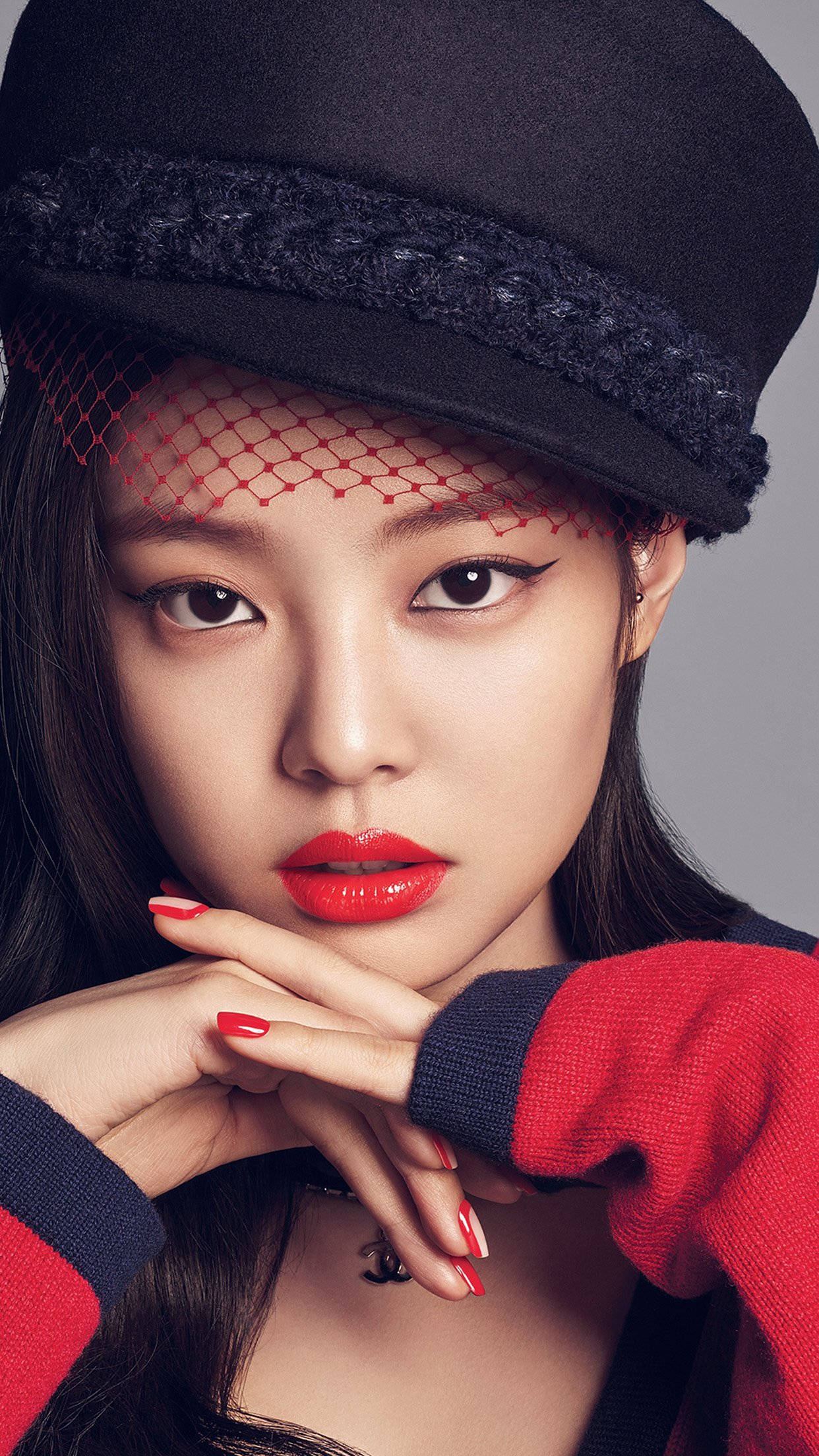 Η Jennie των BlackPink με Κόκκινο Κραγιόν Ταπετσαρία