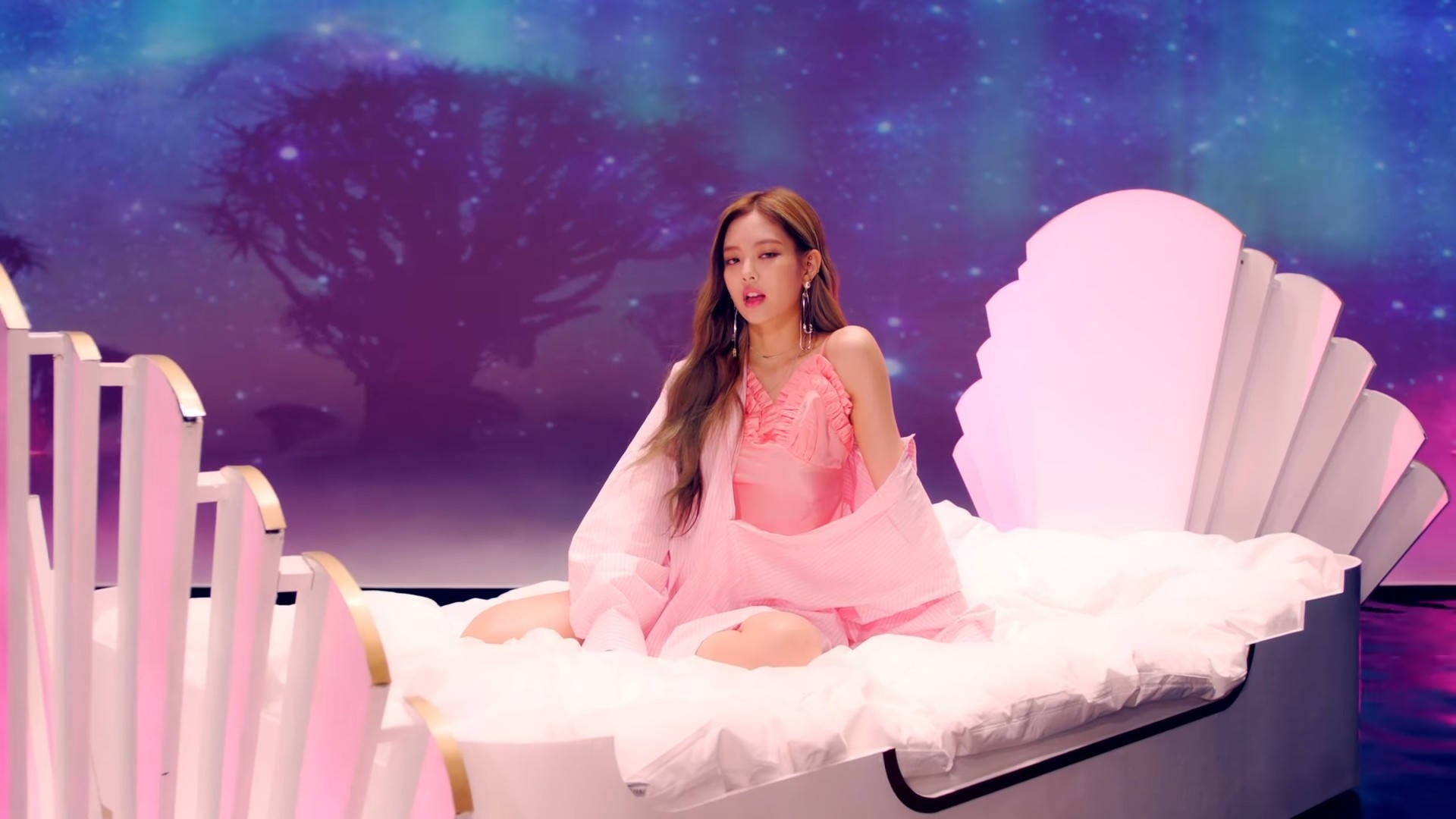 Η Jennie από το K-pop γκρουπ Blackpink στο μουσικό βίντεο As If It's Your Last Ταπετσαρία