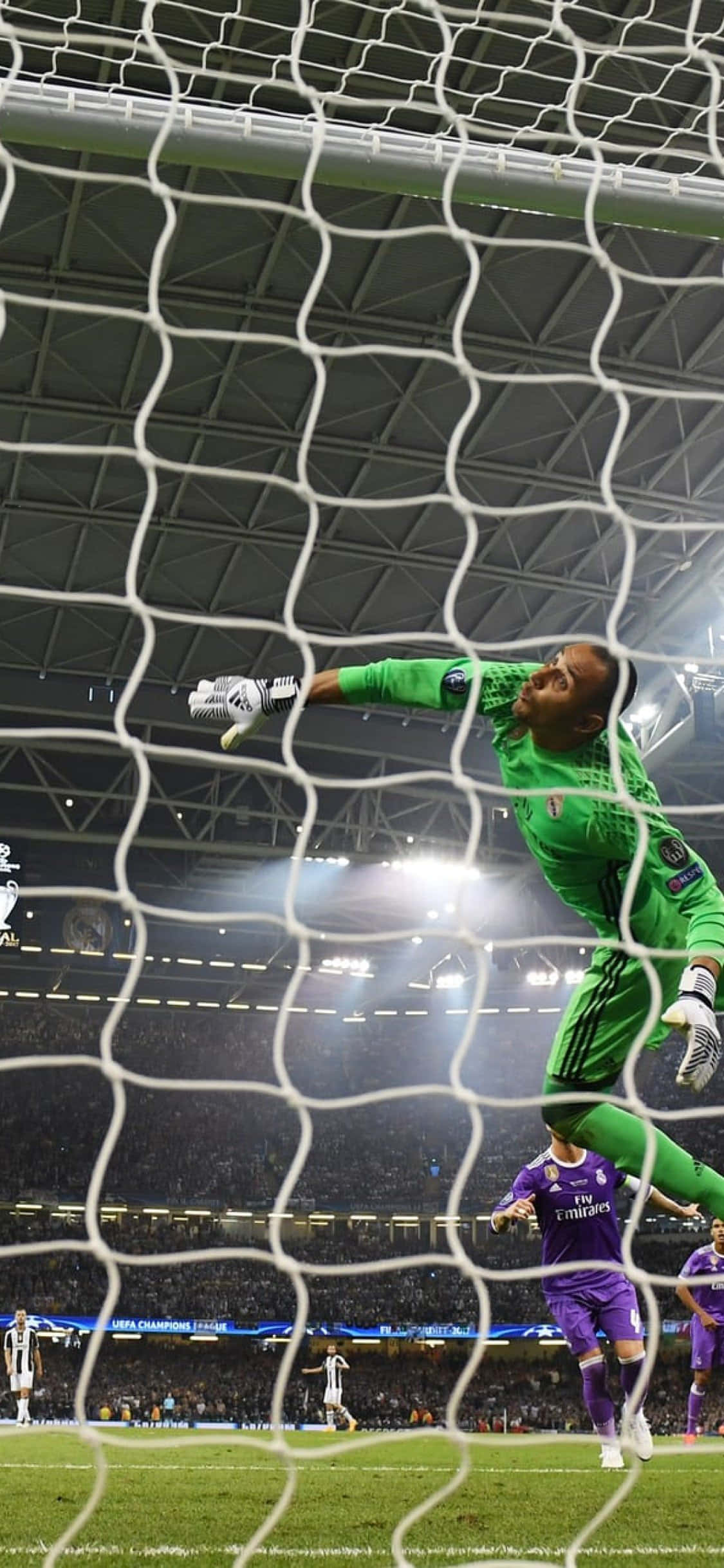Ο Keylor Navas σε δράση στο γήπεδο Ταπετσαρία