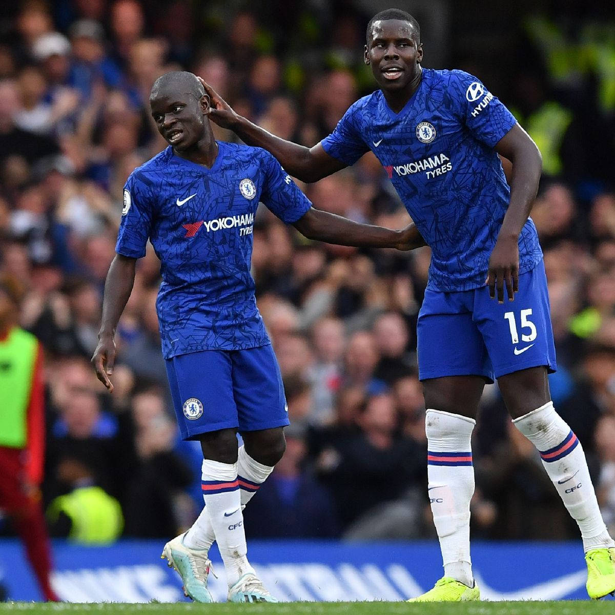 Kurt Zouma Αγγίζει Κεφάλι Συμπαίκτη Ταπετσαρία