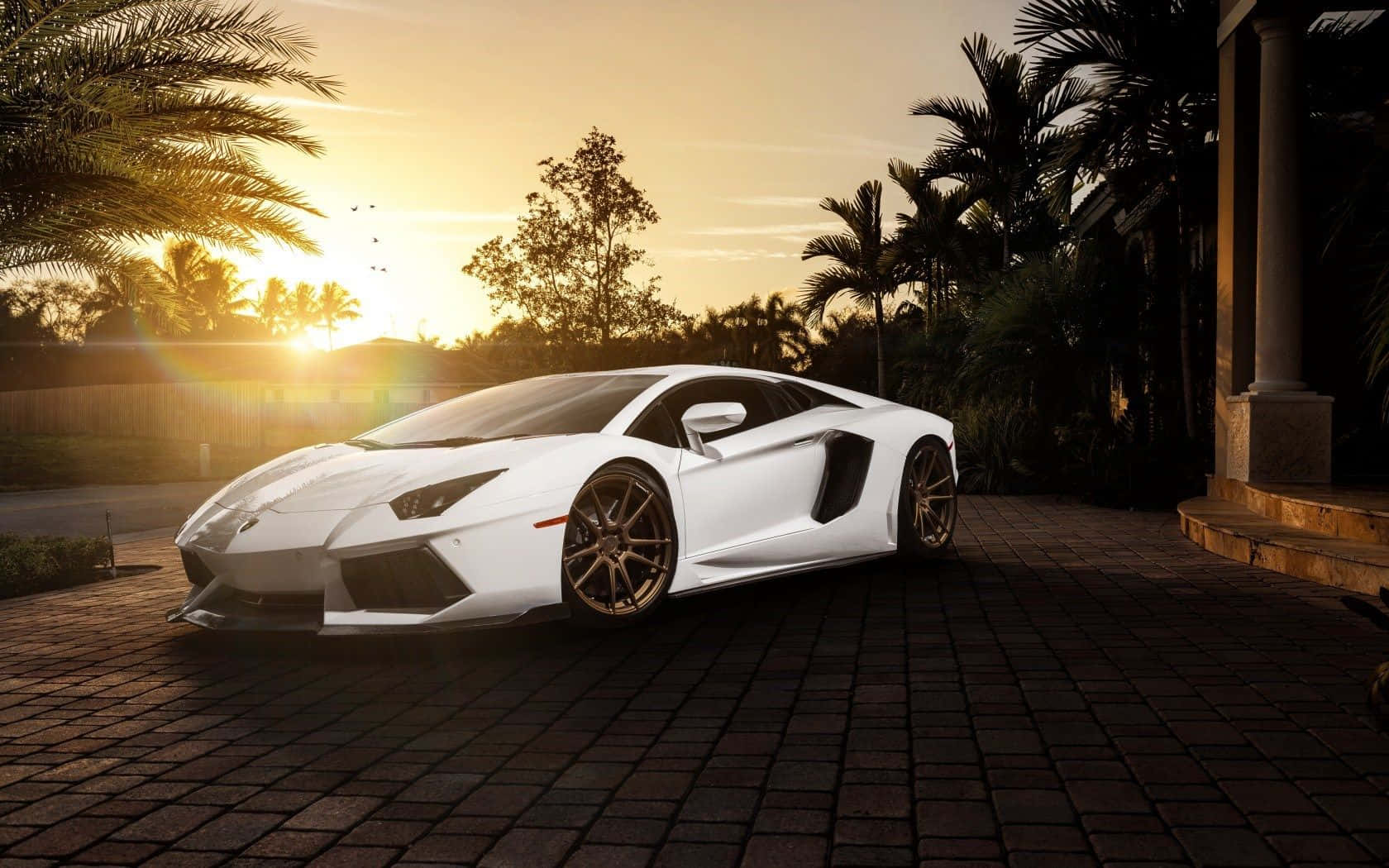 Λευκό Lamborghini Aventador στο Ηλιοβασίλεμα Ταπετσαρία