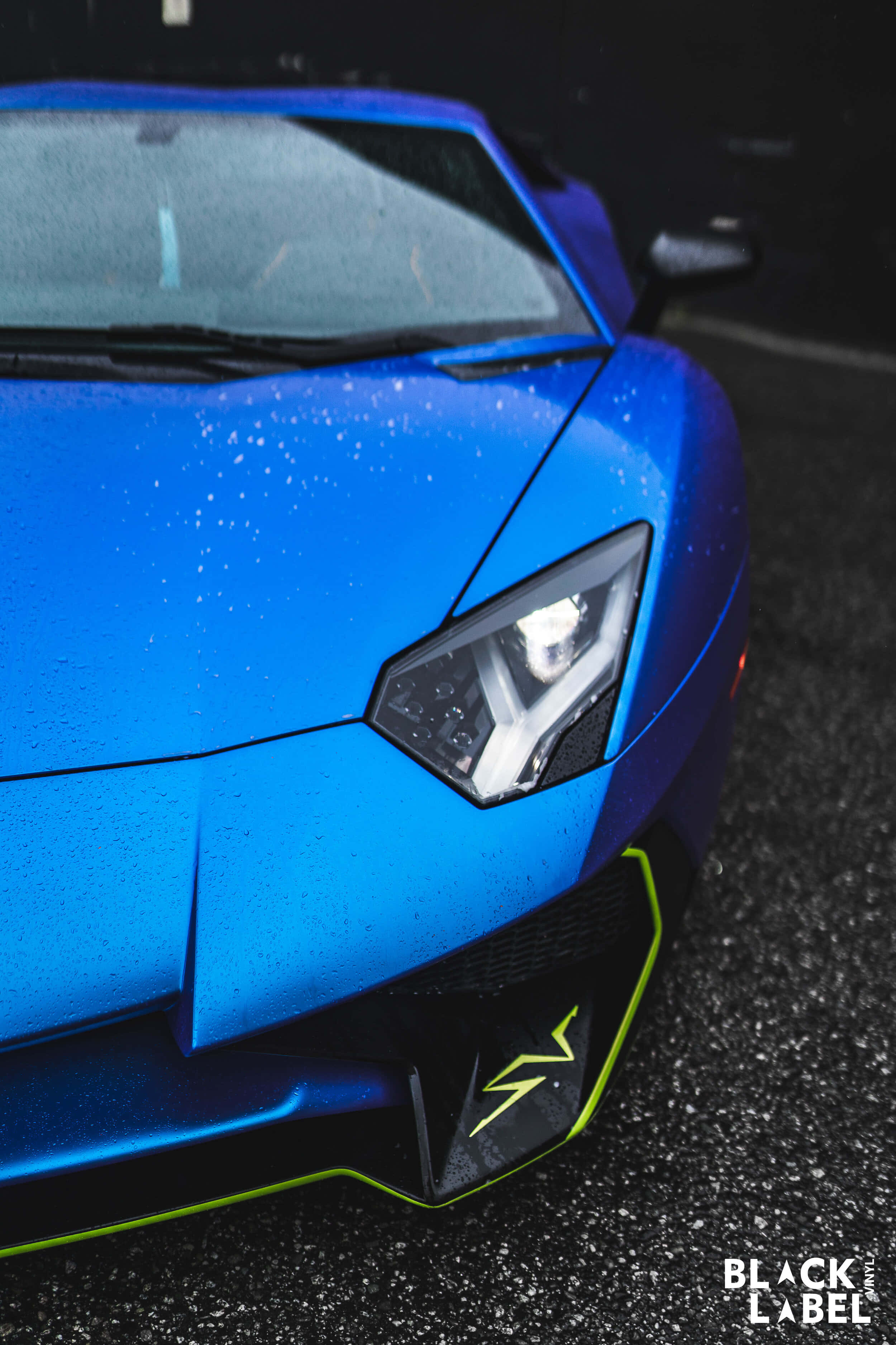 Κομψός σε μπλε Lamborghini. Ταπετσαρία