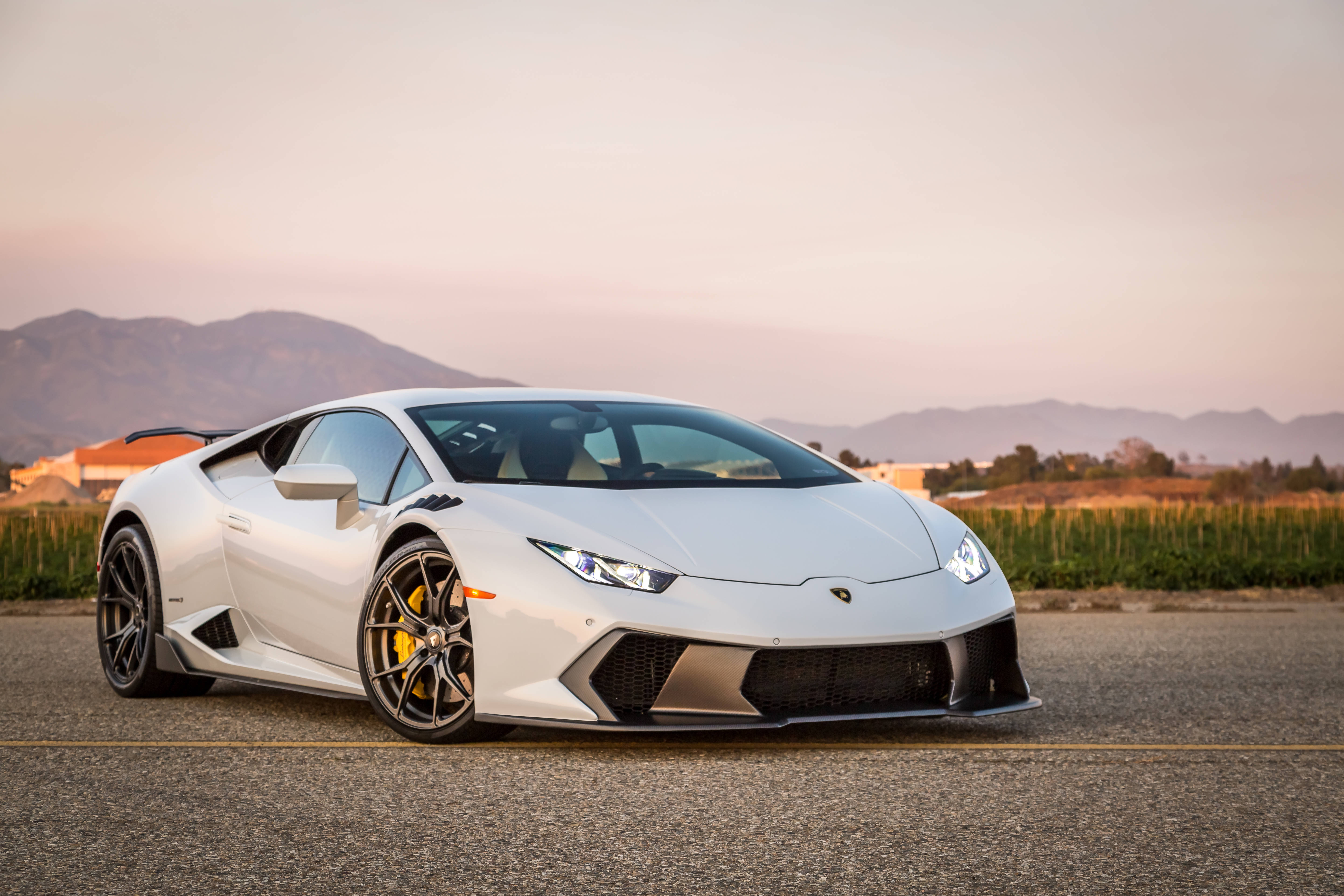 Η Μεγαλοπρεπής Λευκή Lamborghini Huracan στο Ηλιοβασίλεμα Ταπετσαρία
