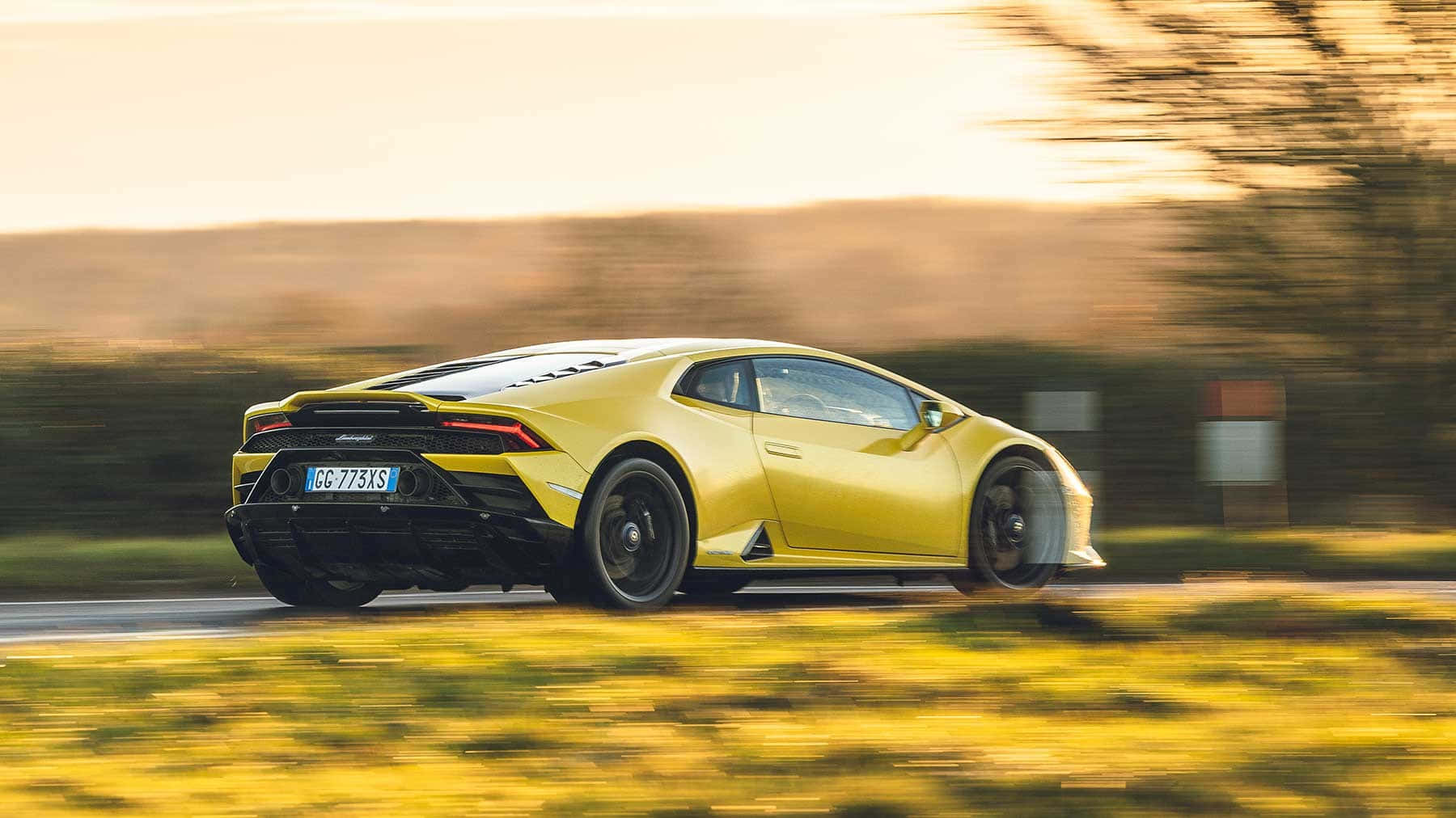 Η Lamborghini Huracan οδηγείται σε επαρχιακό δρόμο Ταπετσαρία