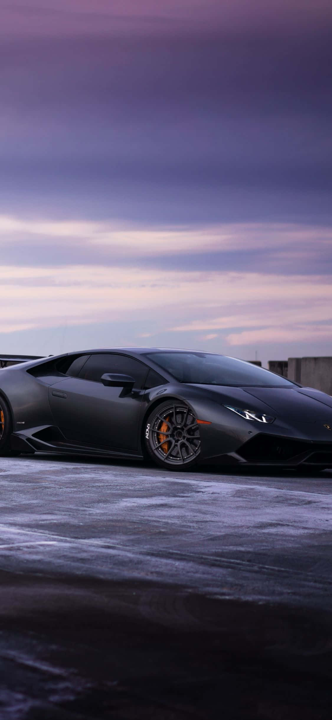 μια μαύρη lamborghini παρκαρισμένη σε έναν χιονισμένο δρόμο Ταπετσαρία