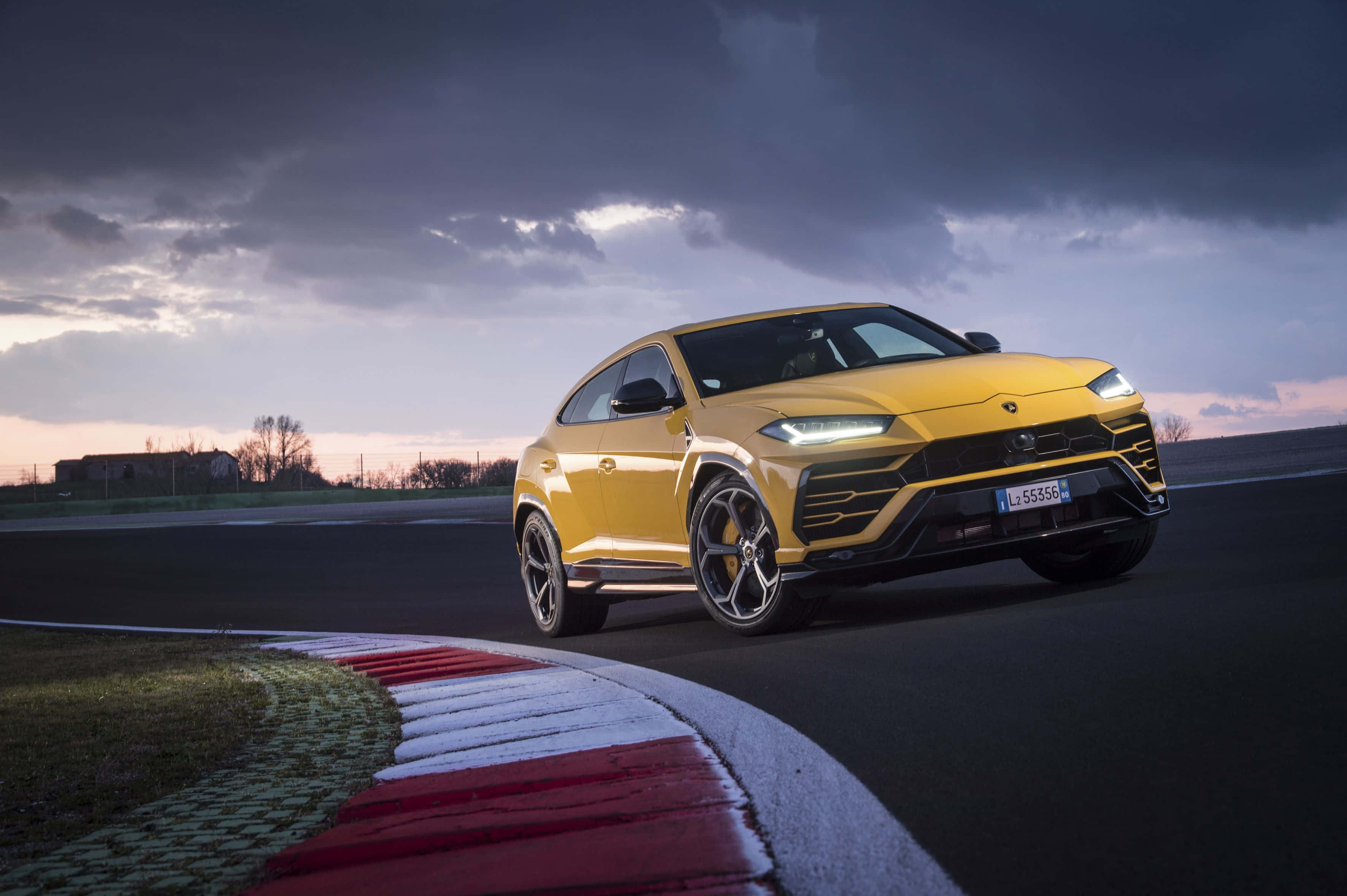 lamborghini urus - ένα κίτρινο SUV που οδηγείται σε πίστα Ταπετσαρία
