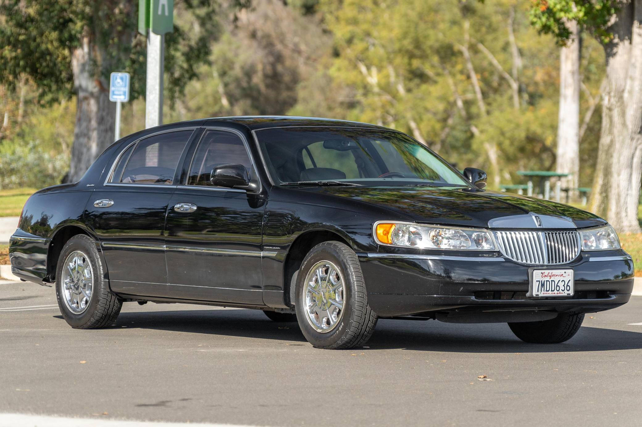 Αυτοκίνητο Lincoln Town του 2001 σε Χώρο Στάθμευσης Ταπετσαρία