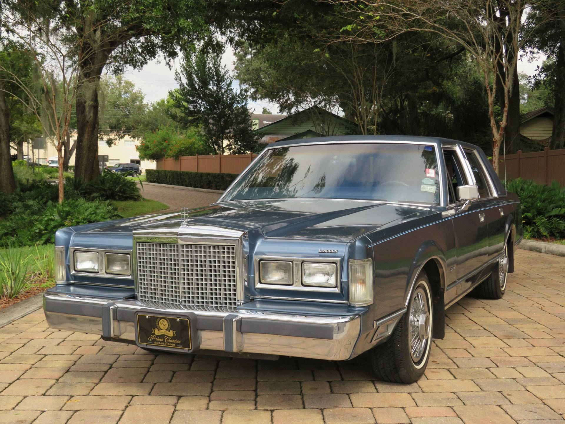 Μεγαλοπρεπές Lincoln Town Car του 1986 σταθμευμένο σε ασφαλτόδρομο Ταπετσαρία
