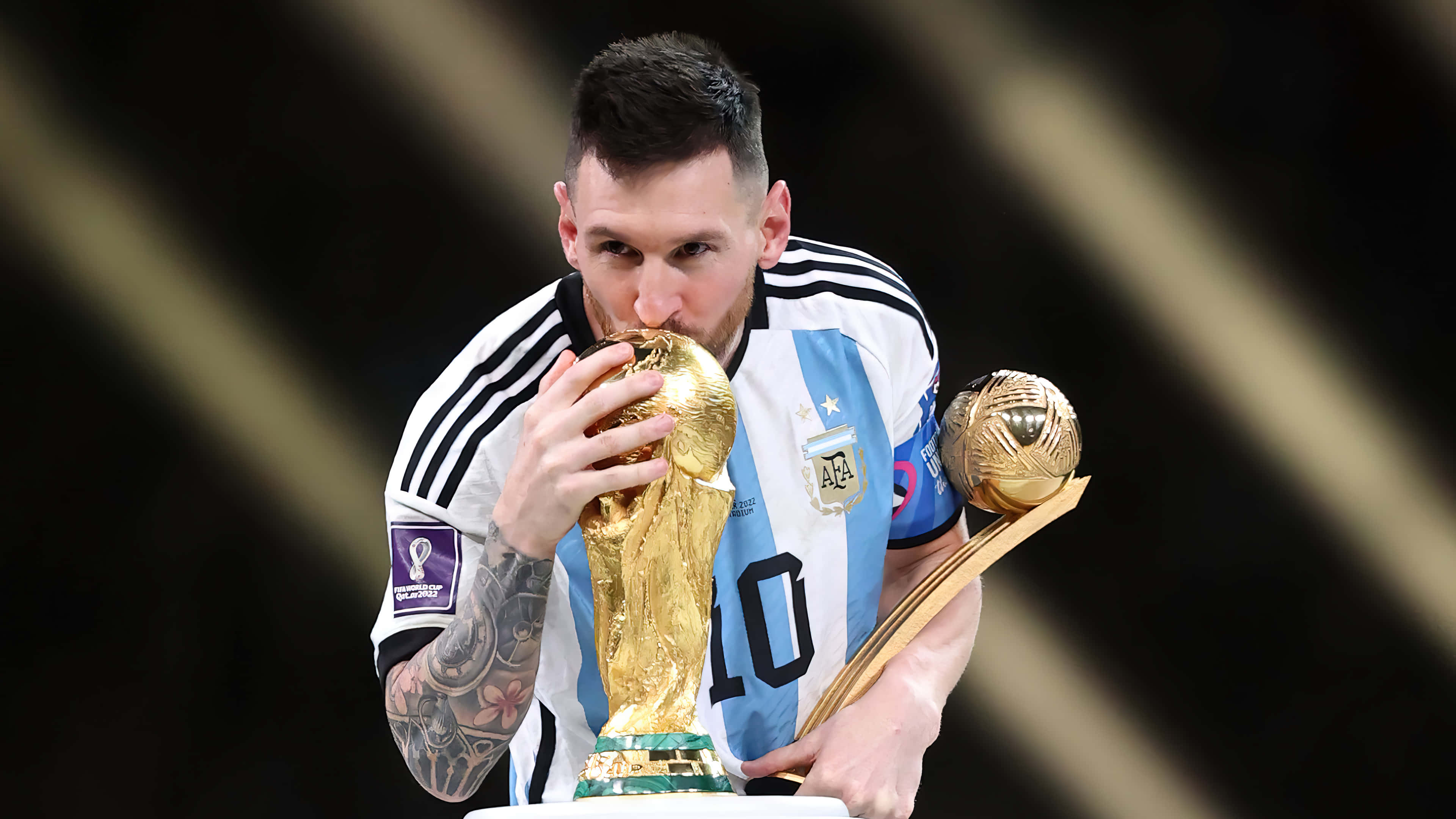 Ο Lionel Messi πανηγυρίζει άλλο ένα εκπληκτικό γκολ. Ταπετσαρία
