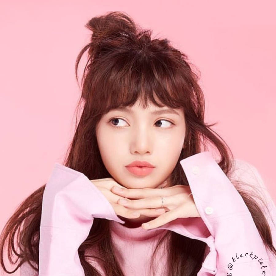 Η Lisa των Blackpink ζωντανή και εκπληκτική στα ροζ Ταπετσαρία