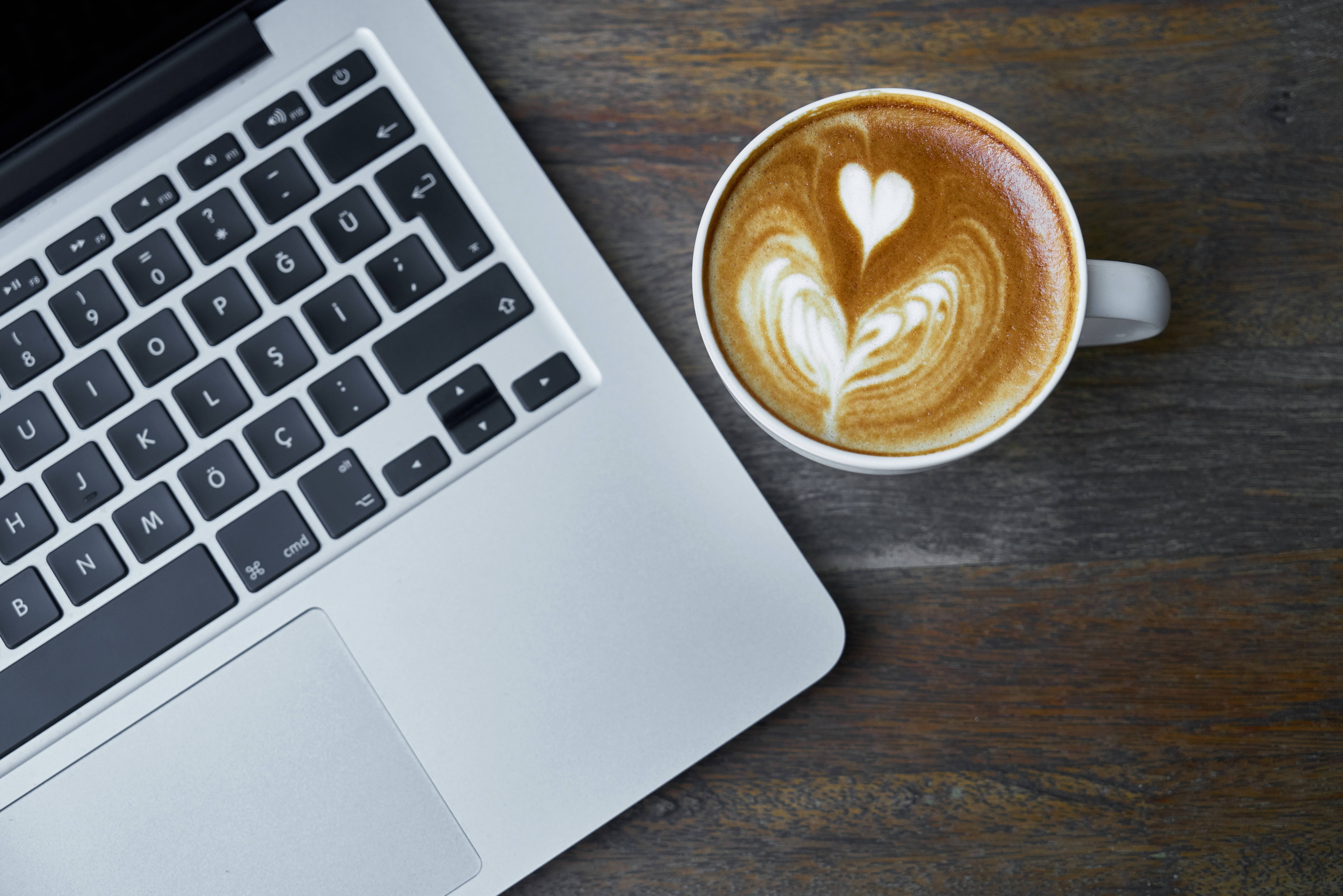 Μινιμαλιστικός χώρος εργασίας Mac με πινελιά φύσης Ταπετσαρία