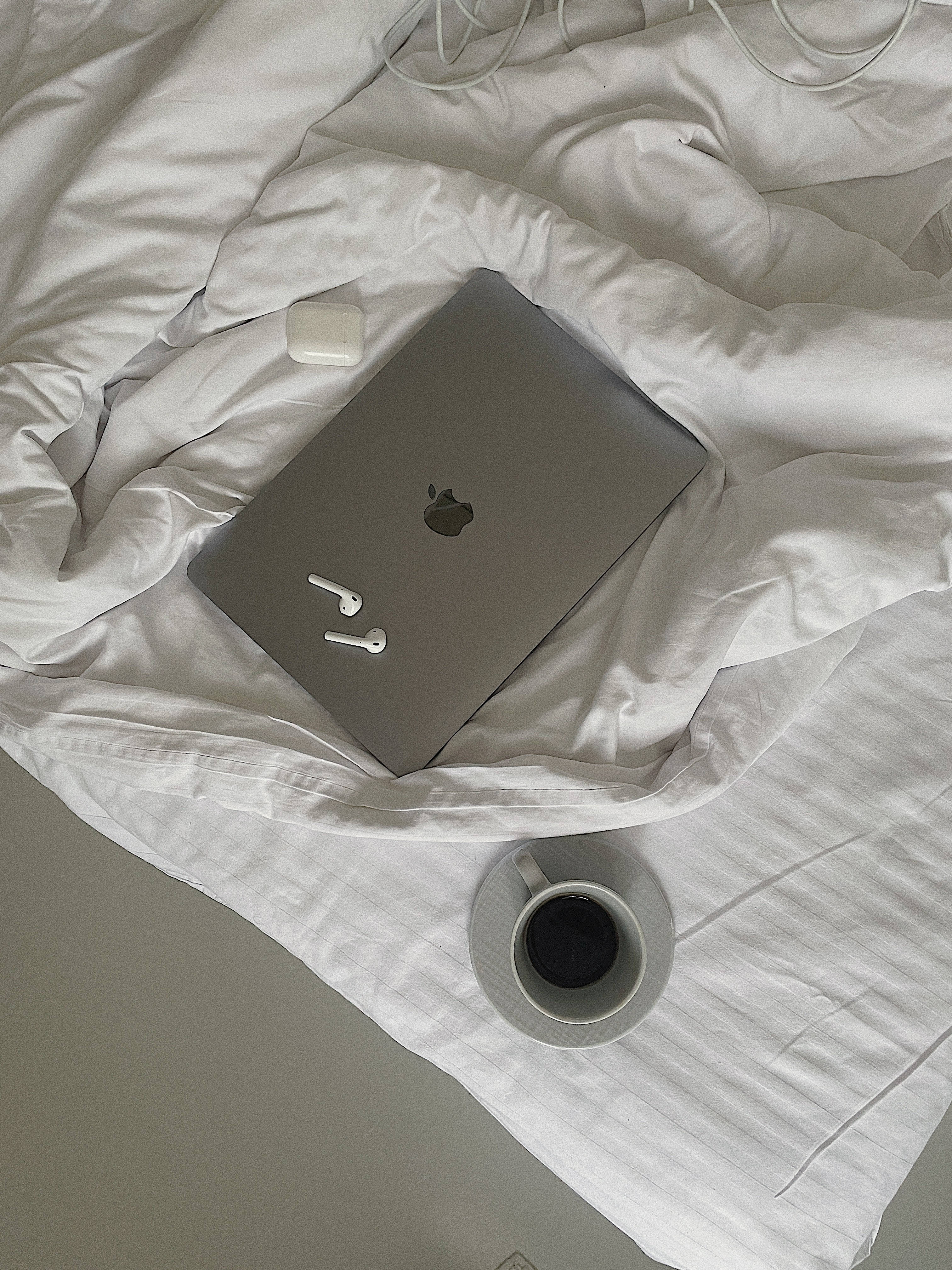 Αισθητικό Ασημένιο Mac και Airpods Ταπετσαρία