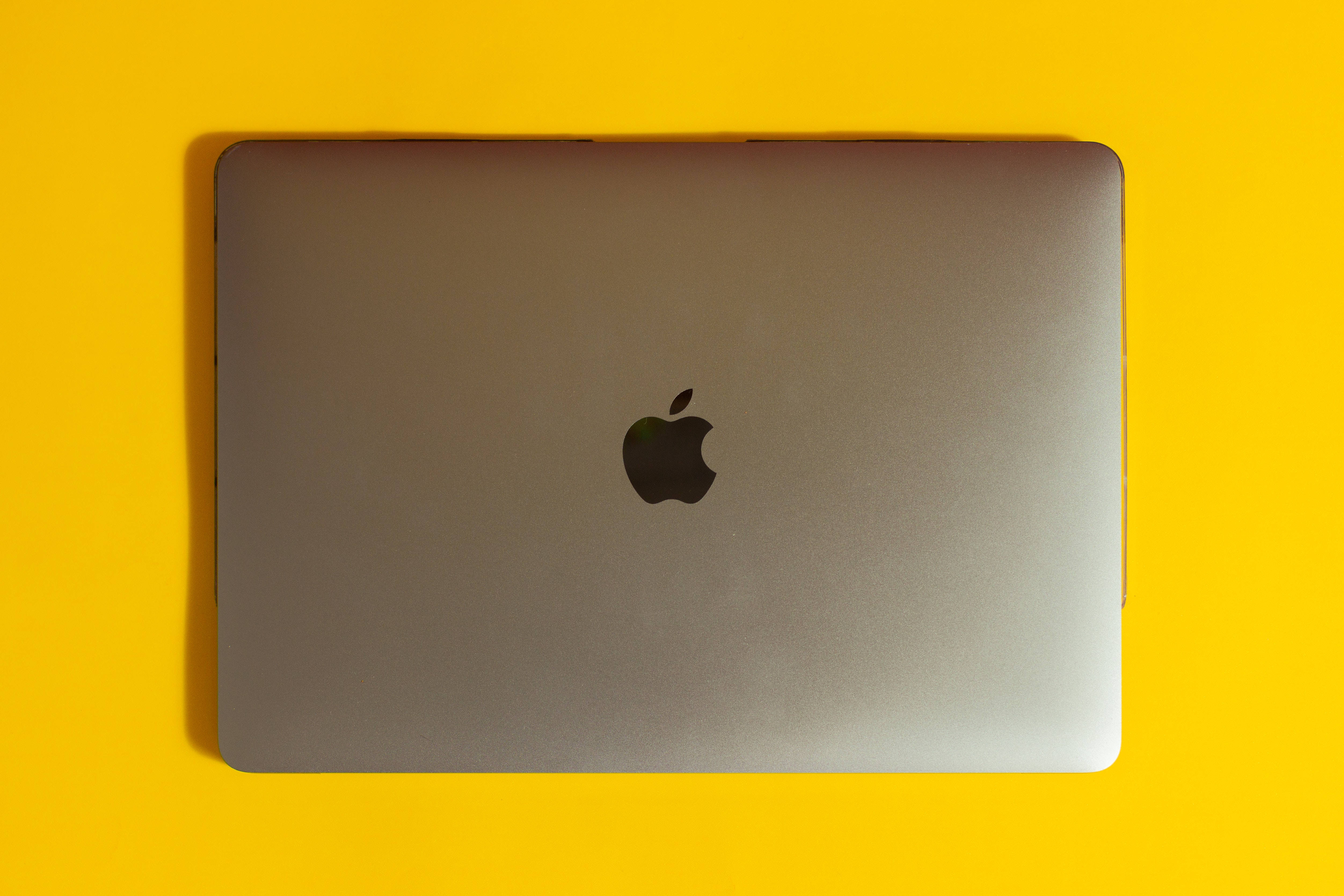Μινιμαλιστικός Χώρος Εργασίας Mac με Πινελιά Κομψότητας Ταπετσαρία