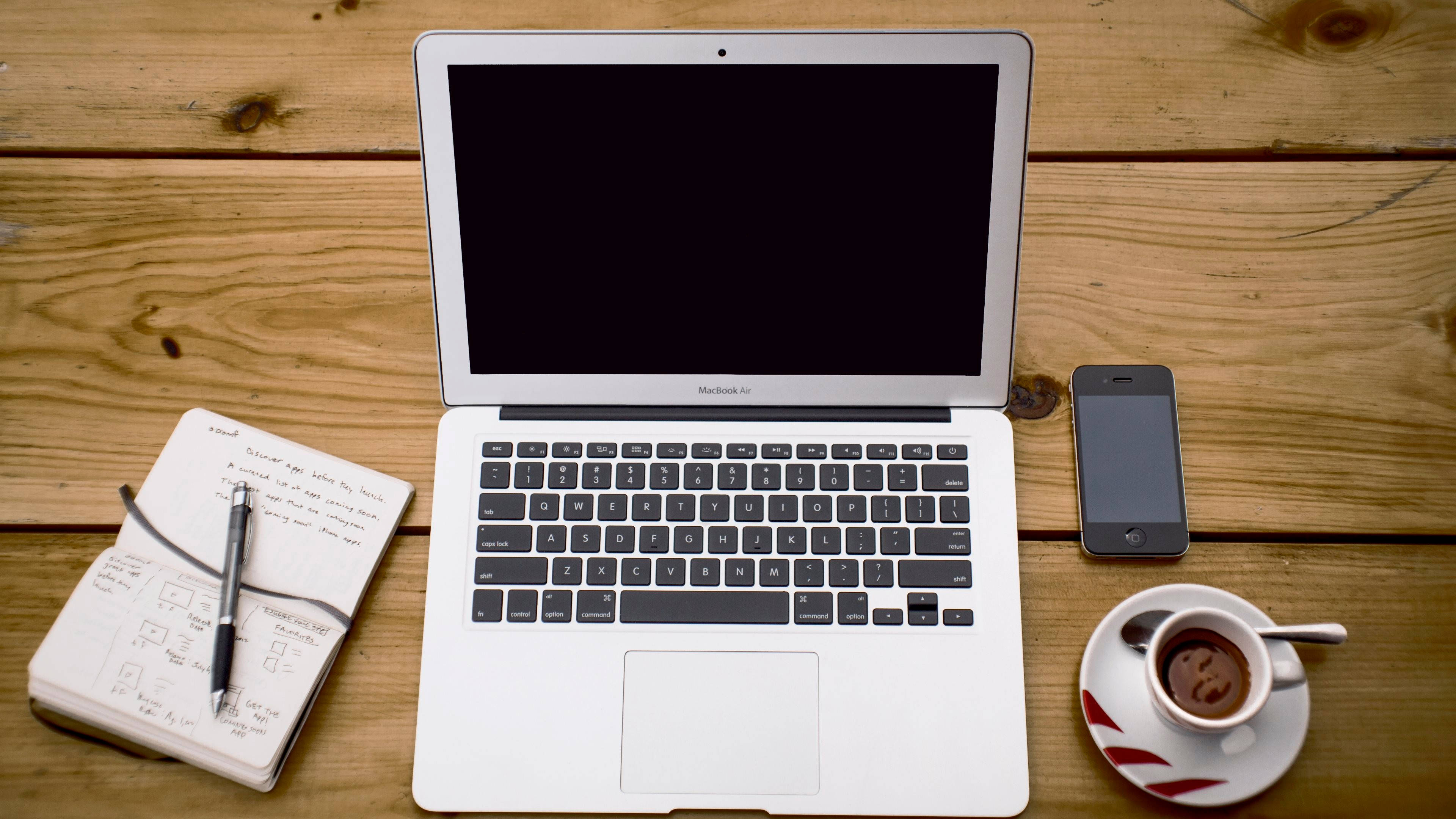 MacBook Air σε Ξύλινο Τραπέζι Ταπετσαρία