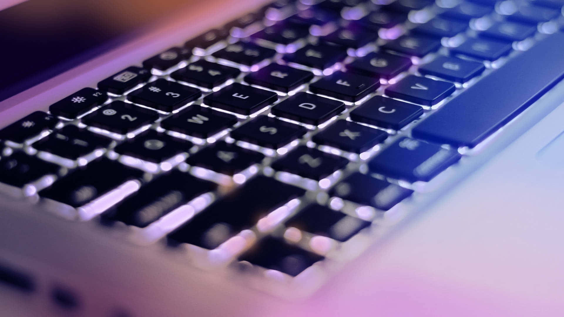 Αισθητικό Macbook ανοιχτό, έτοιμο για χρήση. Ταπετσαρία
