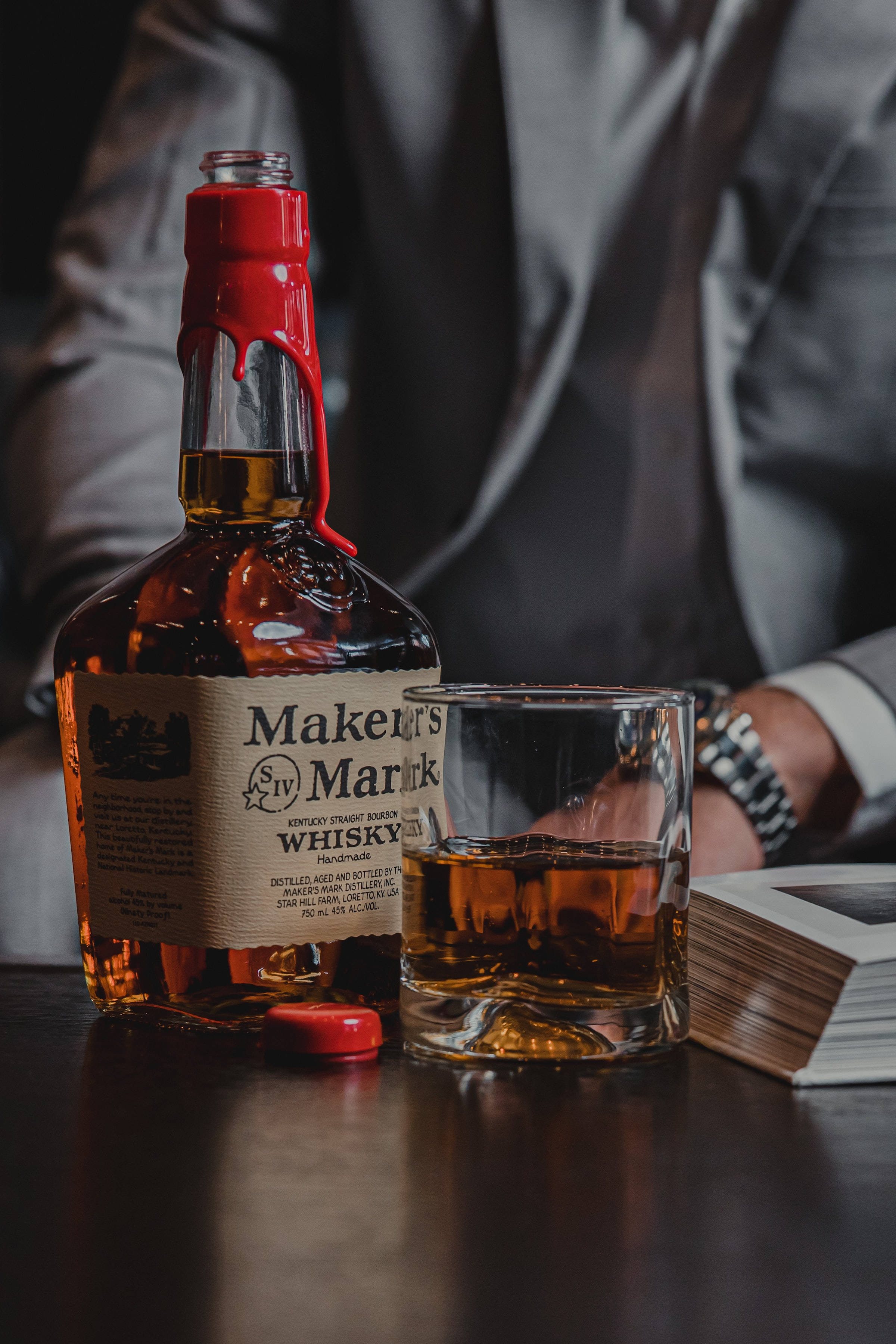 Λεζάντα: Μια Γεύση Αριστείας - Maker's Mark Ουίσκι Ταπετσαρία