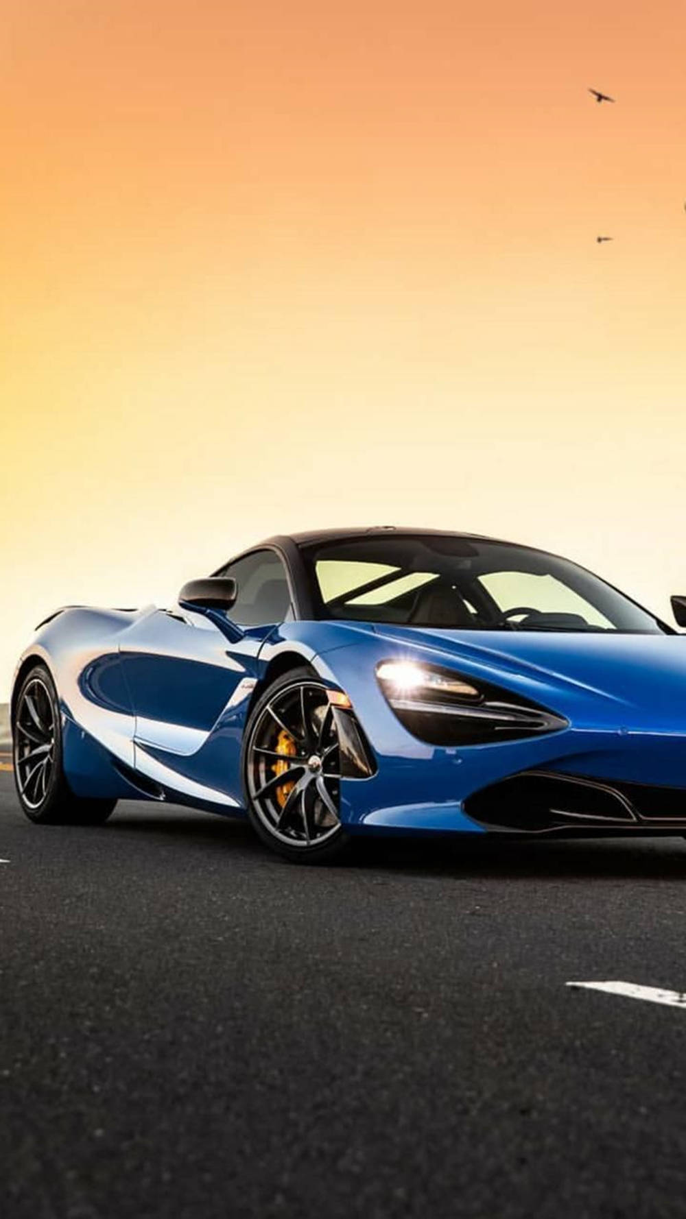 Μπλε McLaren 720S στο Ηλιοβασίλεμα για Κινητό Ταπετσαρία