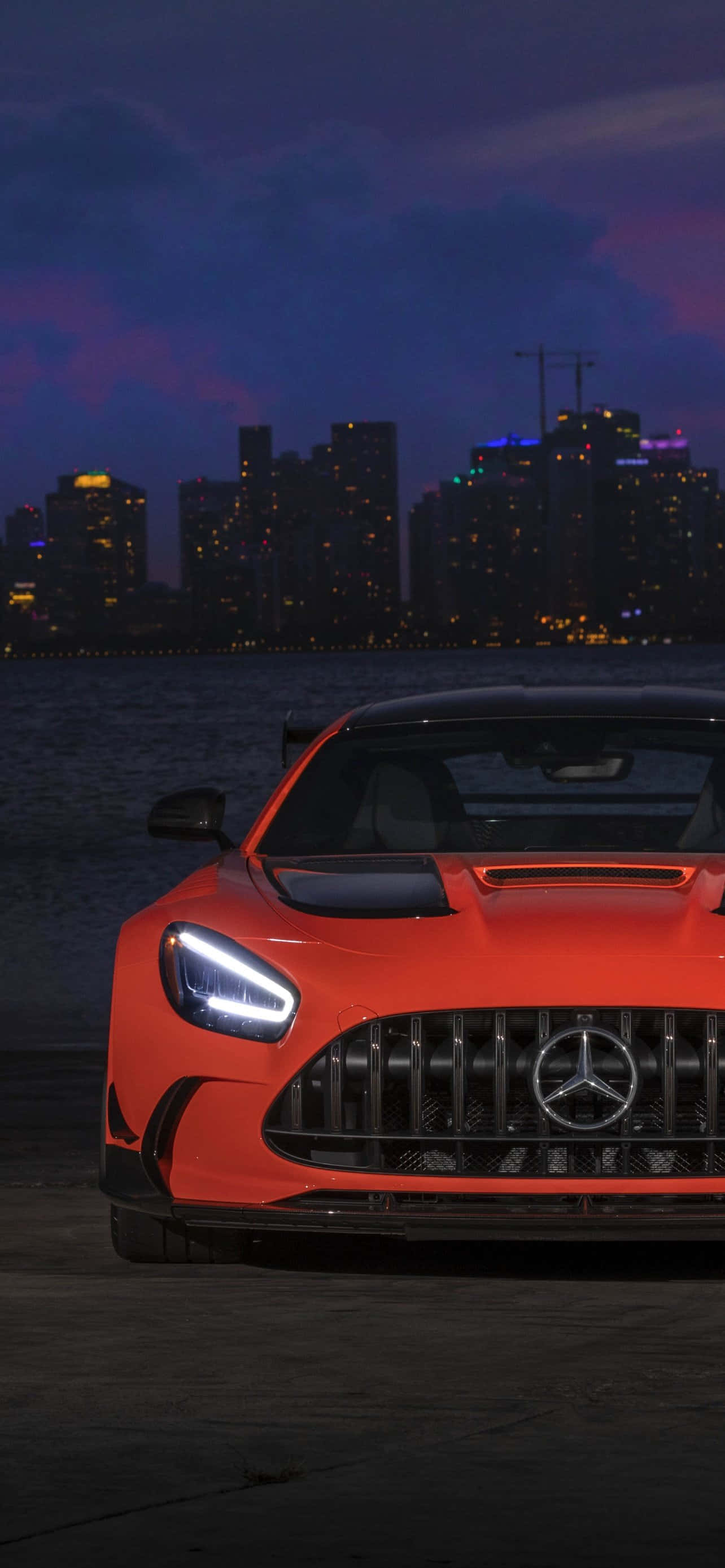 Ένα εμβληματικό Mercedes GTS ξεχωρίζει με κομψή μαύρη εξωτερική εμφάνιση Ταπετσαρία