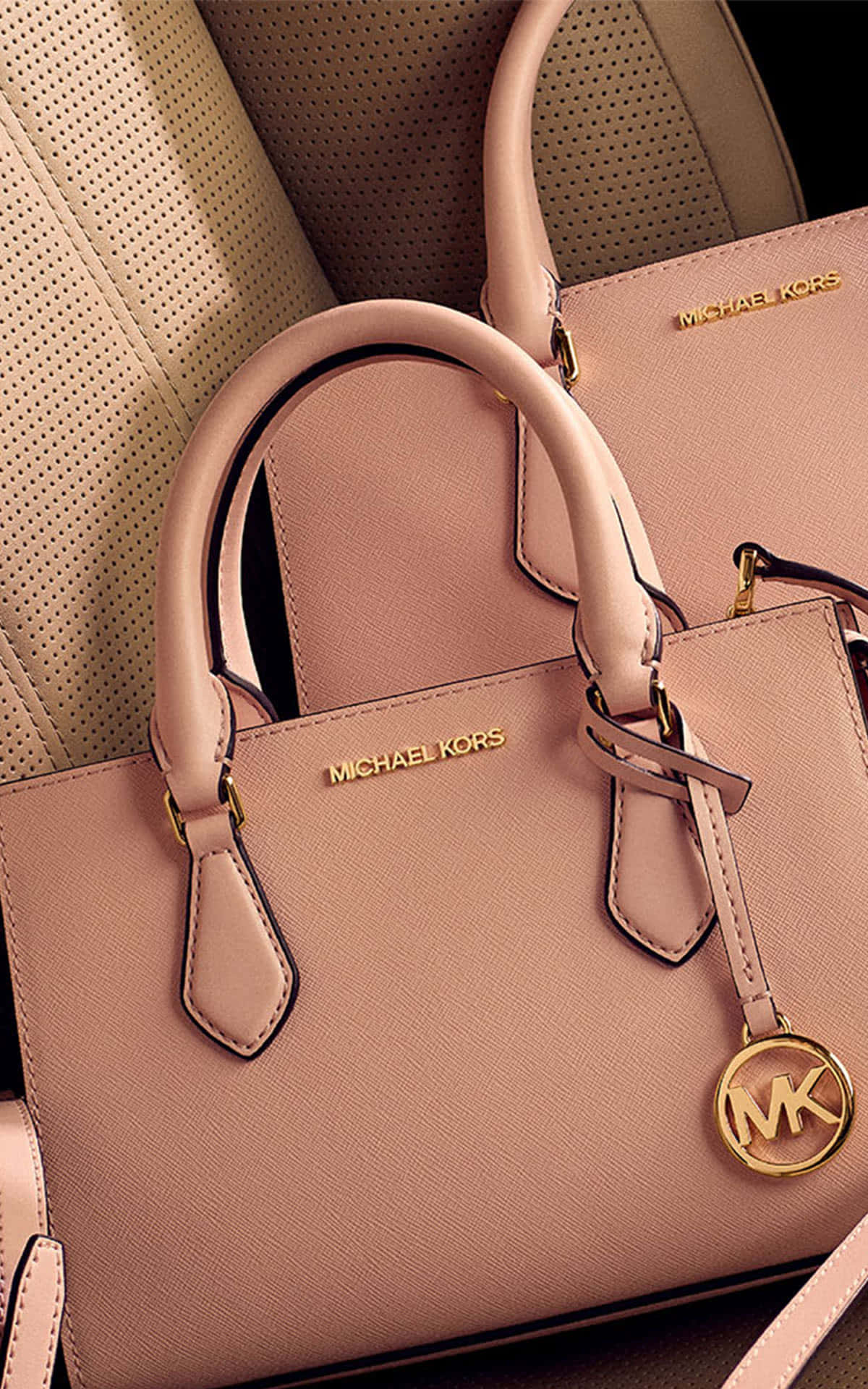 Τα νεότερα προϊόντα από την Michael Kors θα προσθέσουν στυλ σε κάθε γκαρνταρόμπα. Ταπετσαρία
