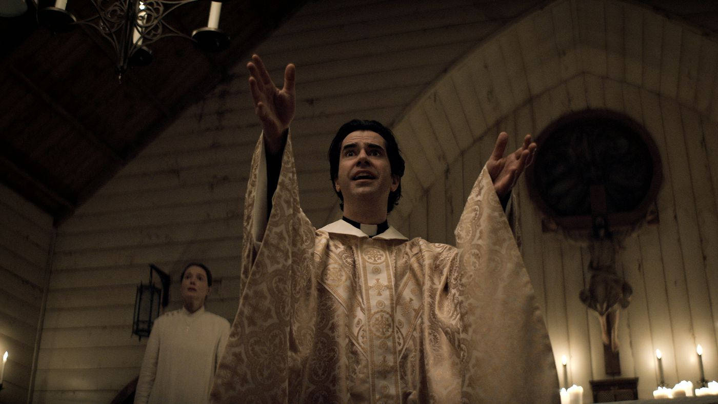 Ο Πατέρας Πολ στην Εκκλησία στο Midnight Mass Ταπετσαρία