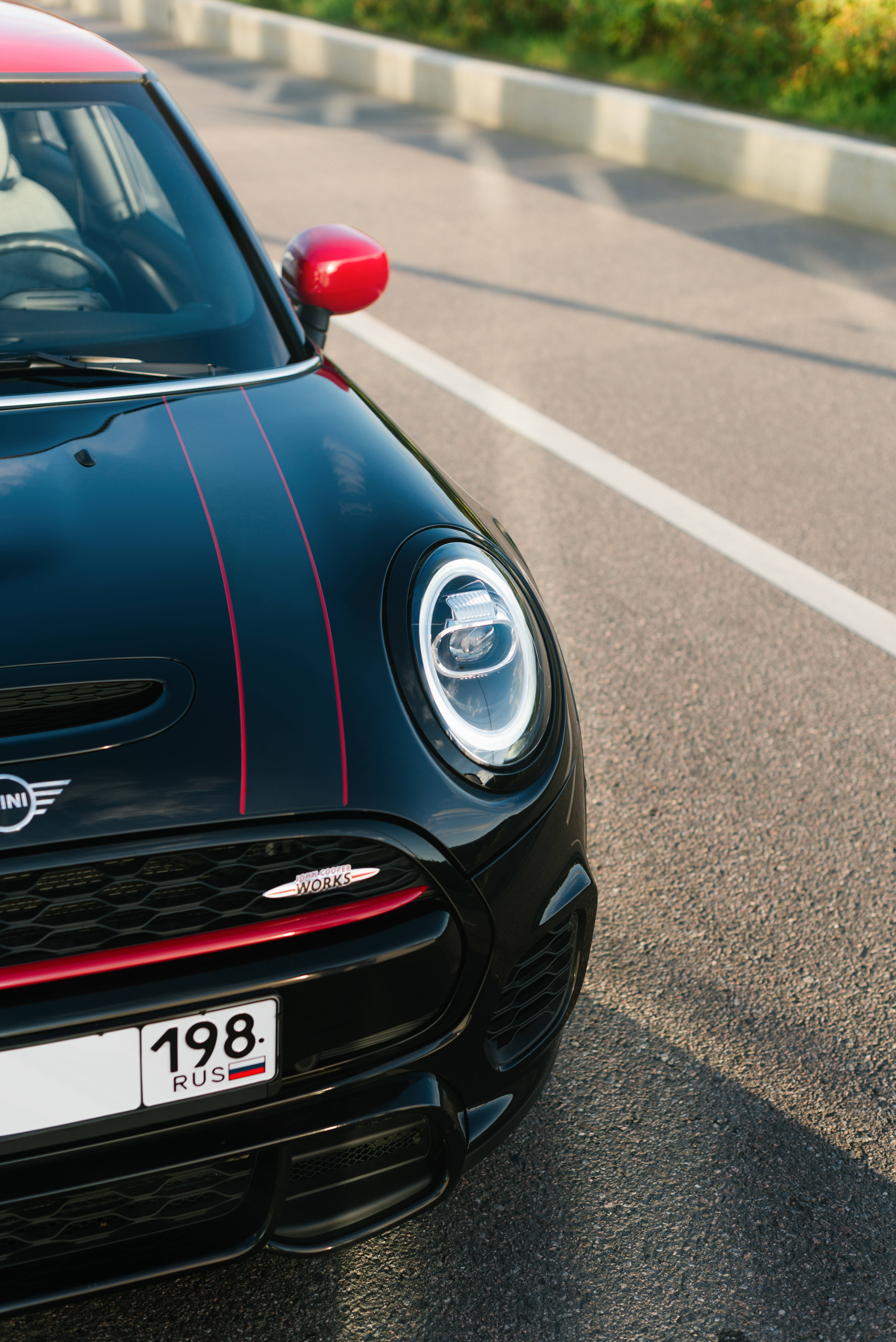 Λογότυπο Mini Cooper ενός μαύρου και κόκκινου οχήματος Mini Cooper Ταπετσαρία