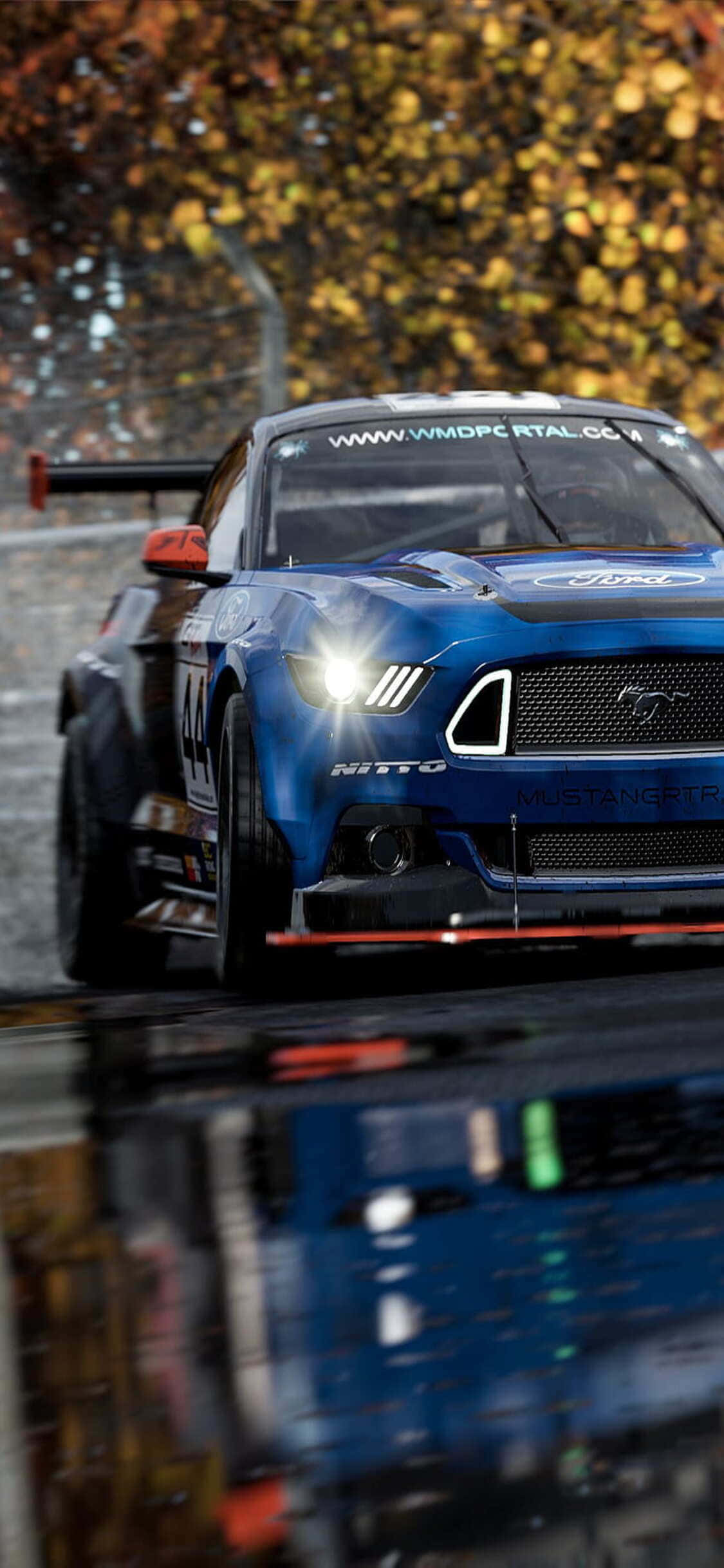 ένα μπλε mustang αγωνιστικό αυτοκίνητο στη βροχή Ταπετσαρία