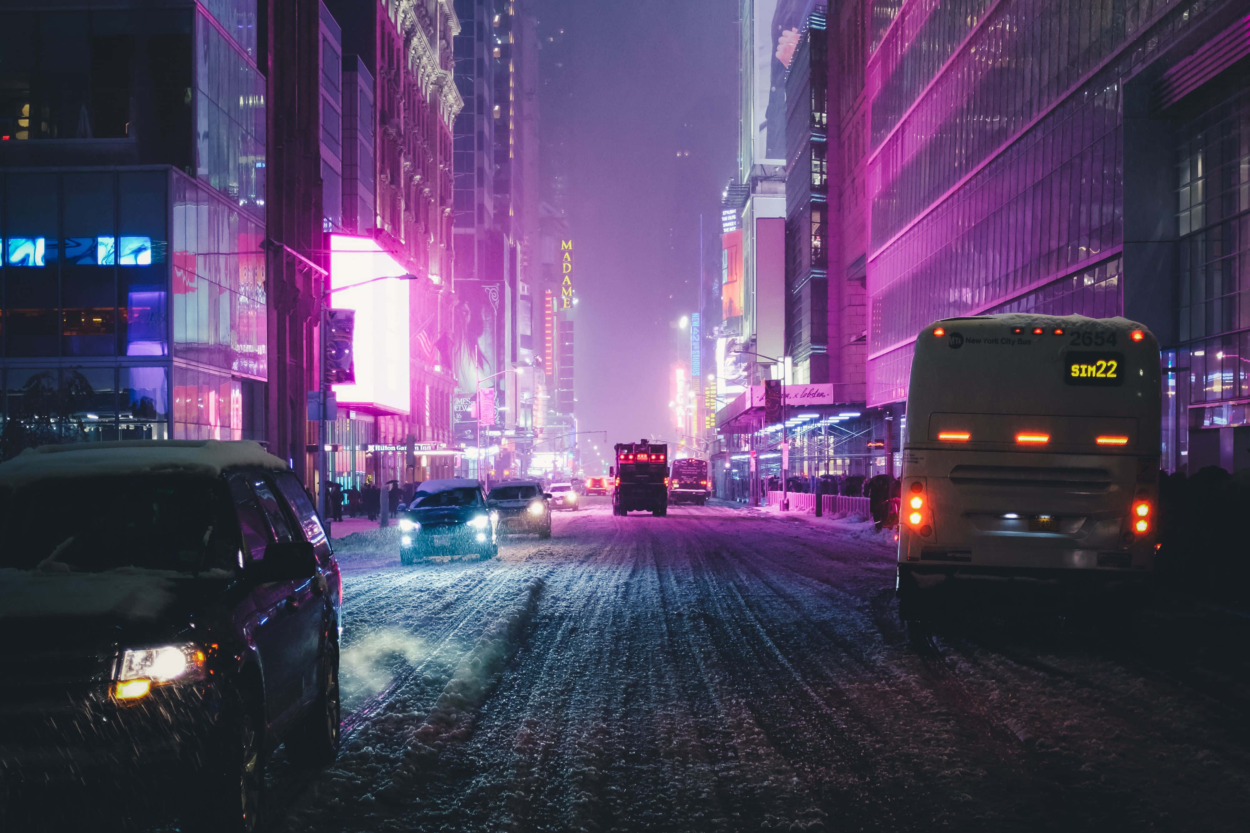 Εξερευνώντας όλη την ενέργεια και τη ζωή της Neon City Ταπετσαρία