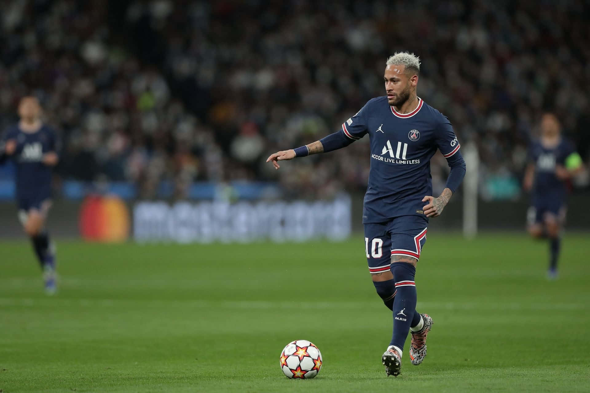 Neymar ντριμπλάρει την μπάλα περνώντας έναν αντίπαλο. Ταπετσαρία