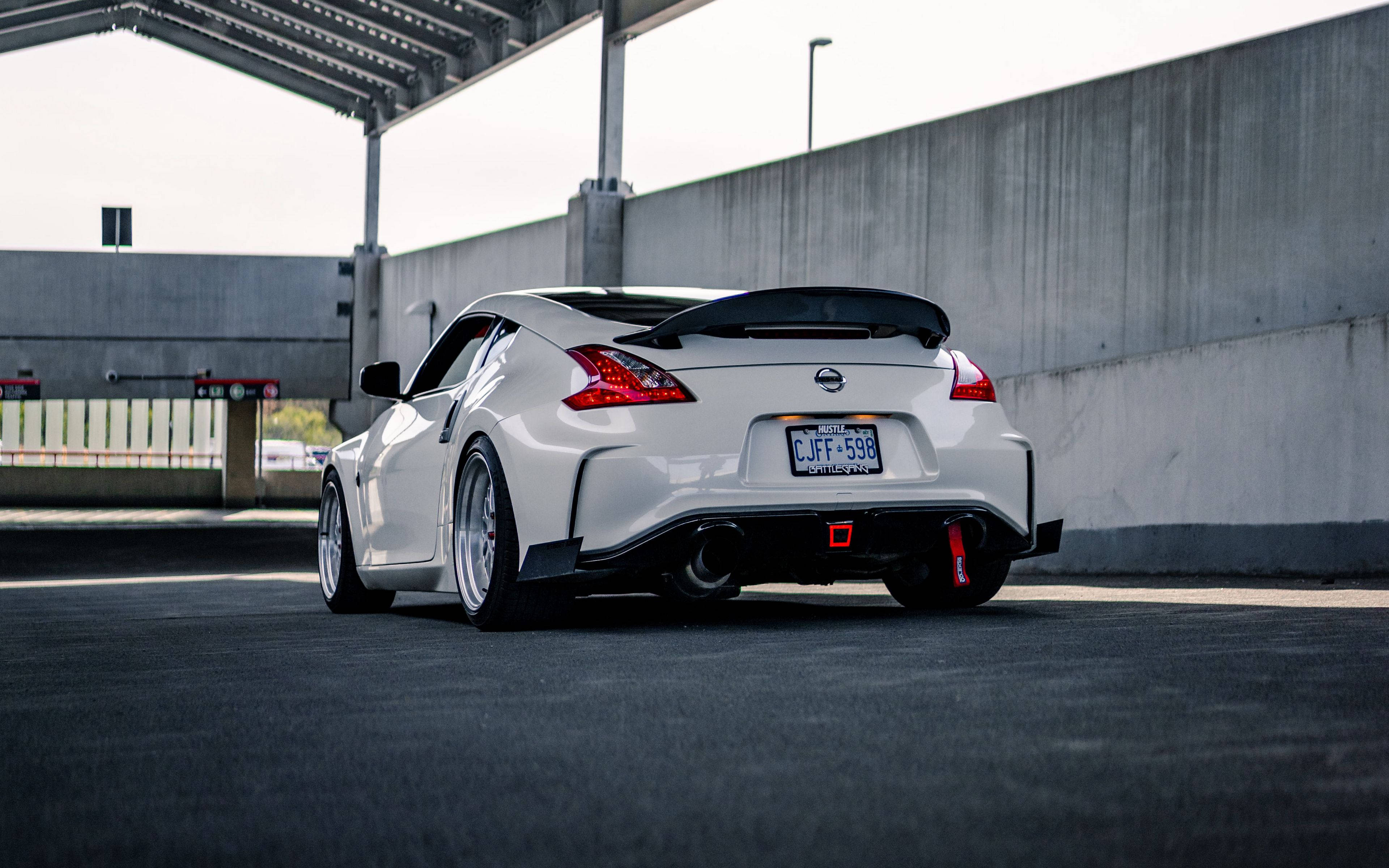 Nissan 370Z σε στεγασμένο πάρκινγκ Ταπετσαρία