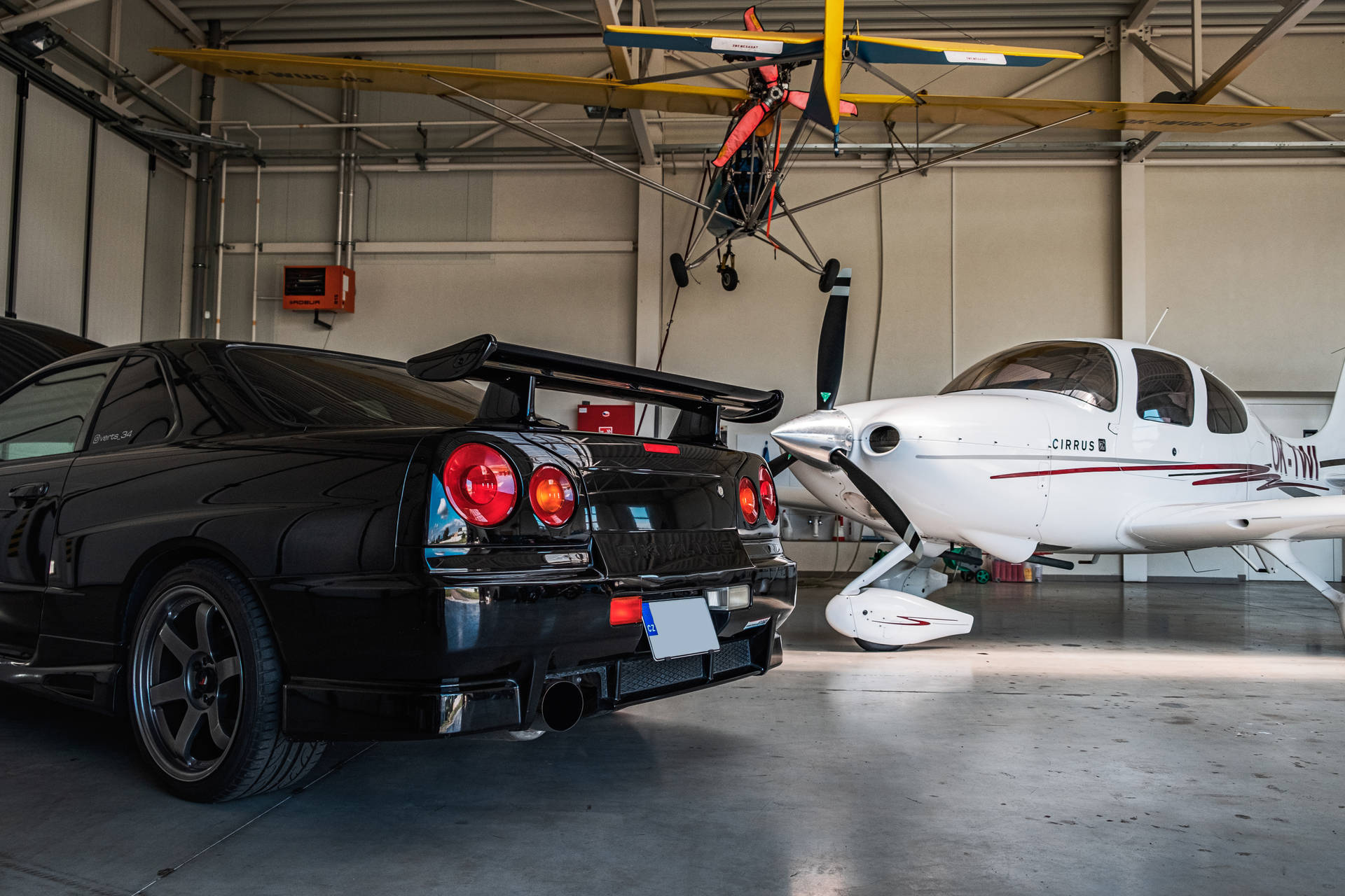 Nissan Skyline GTR R34 Σε Υπόστεγο — Αυτοκίνητο GIF Ταπετσαρία