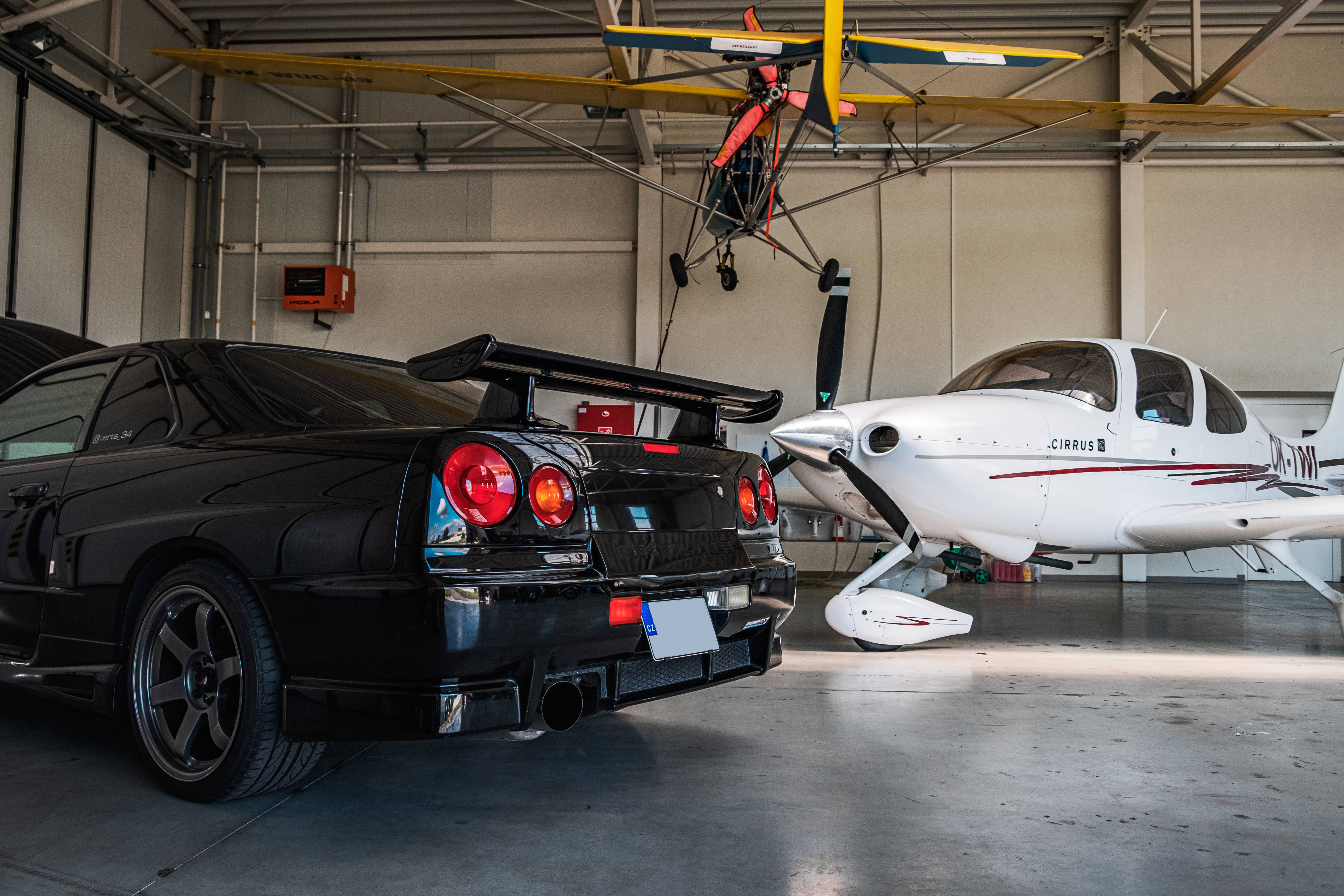 Nissan Skyline GTR R34 Σε Υπόστεγο Ταπετσαρία
