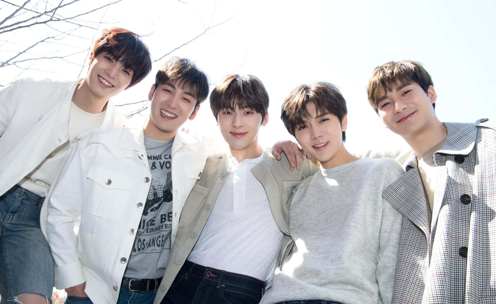 Nuest Kpop Αγορίστικο Συγκρότημα Εξωτερικού Χώρου Ταπετσαρία