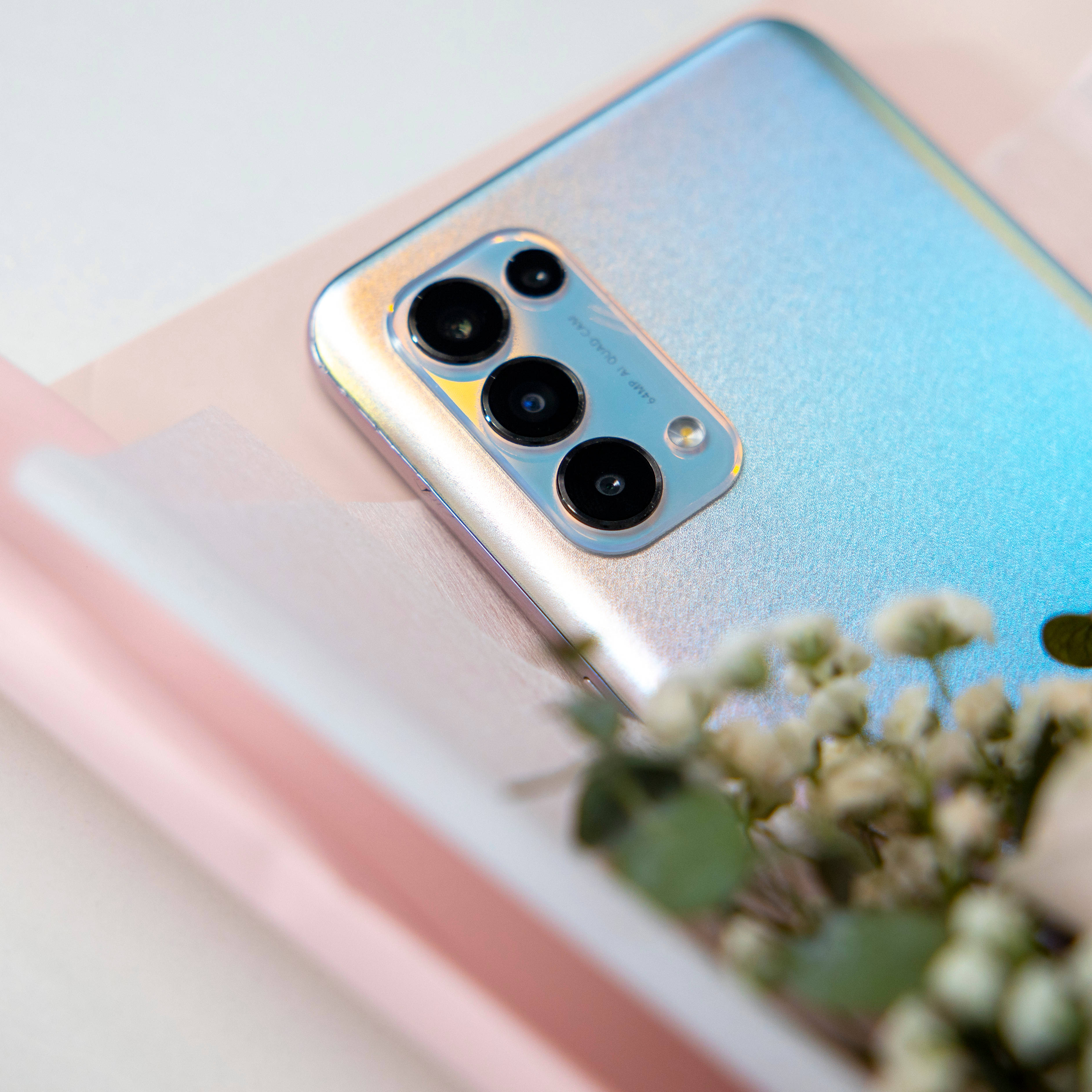 Ασημί Oppo Reno5 Smartphone Ταπετσαρία