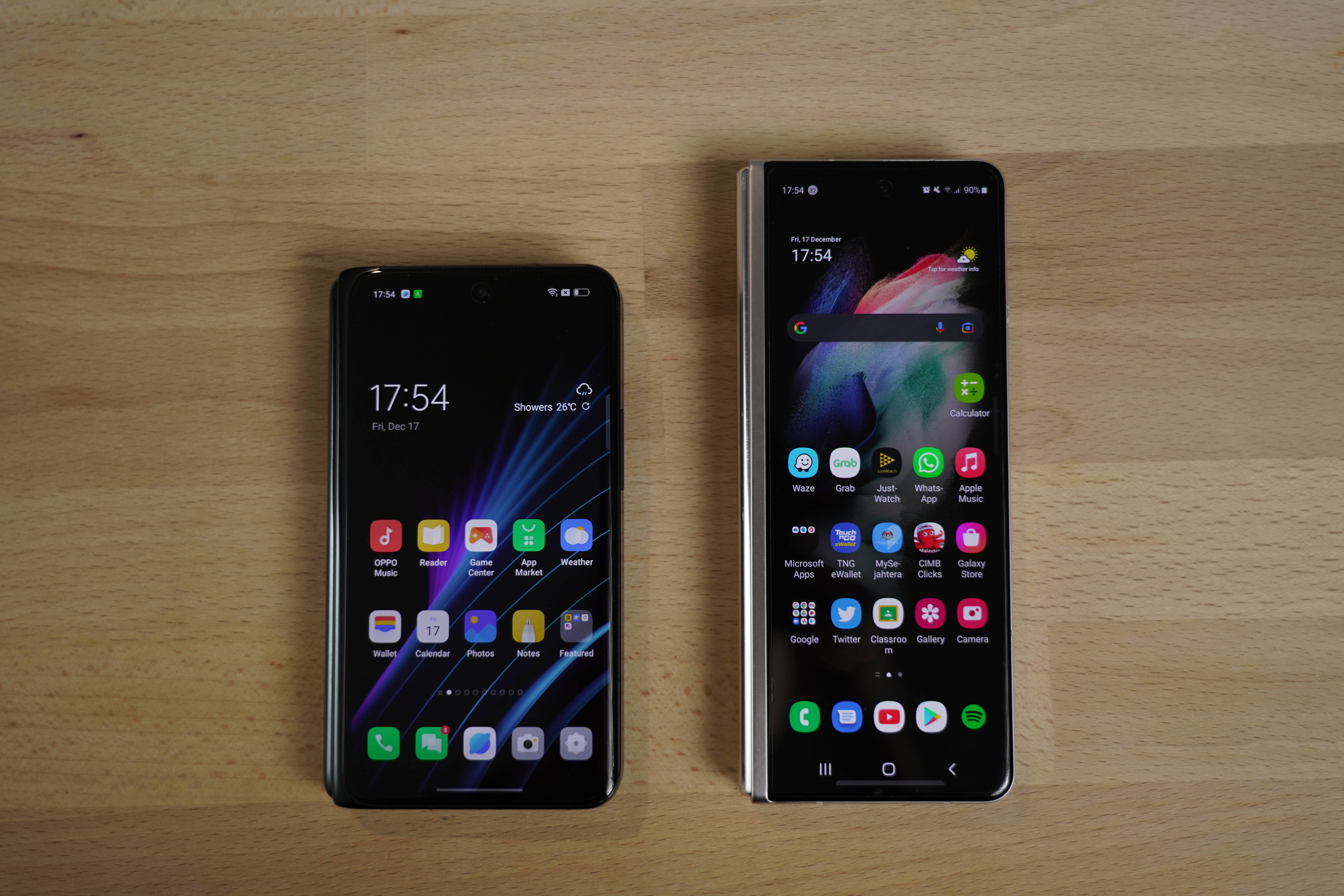 Διπλωμένα Oppo και Samsung Smartphones Ταπετσαρία
