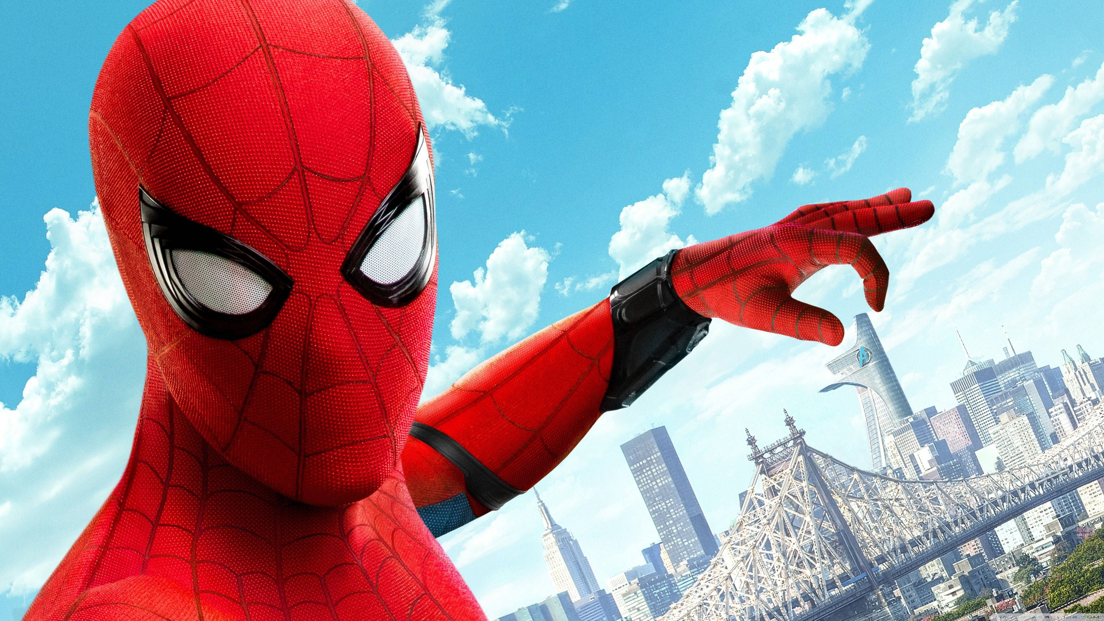 Ο Peter Parker και οι Εκδικητές αναλαμβάνουν τον κόσμο από την κορυφή του πύργου τους Ταπετσαρία