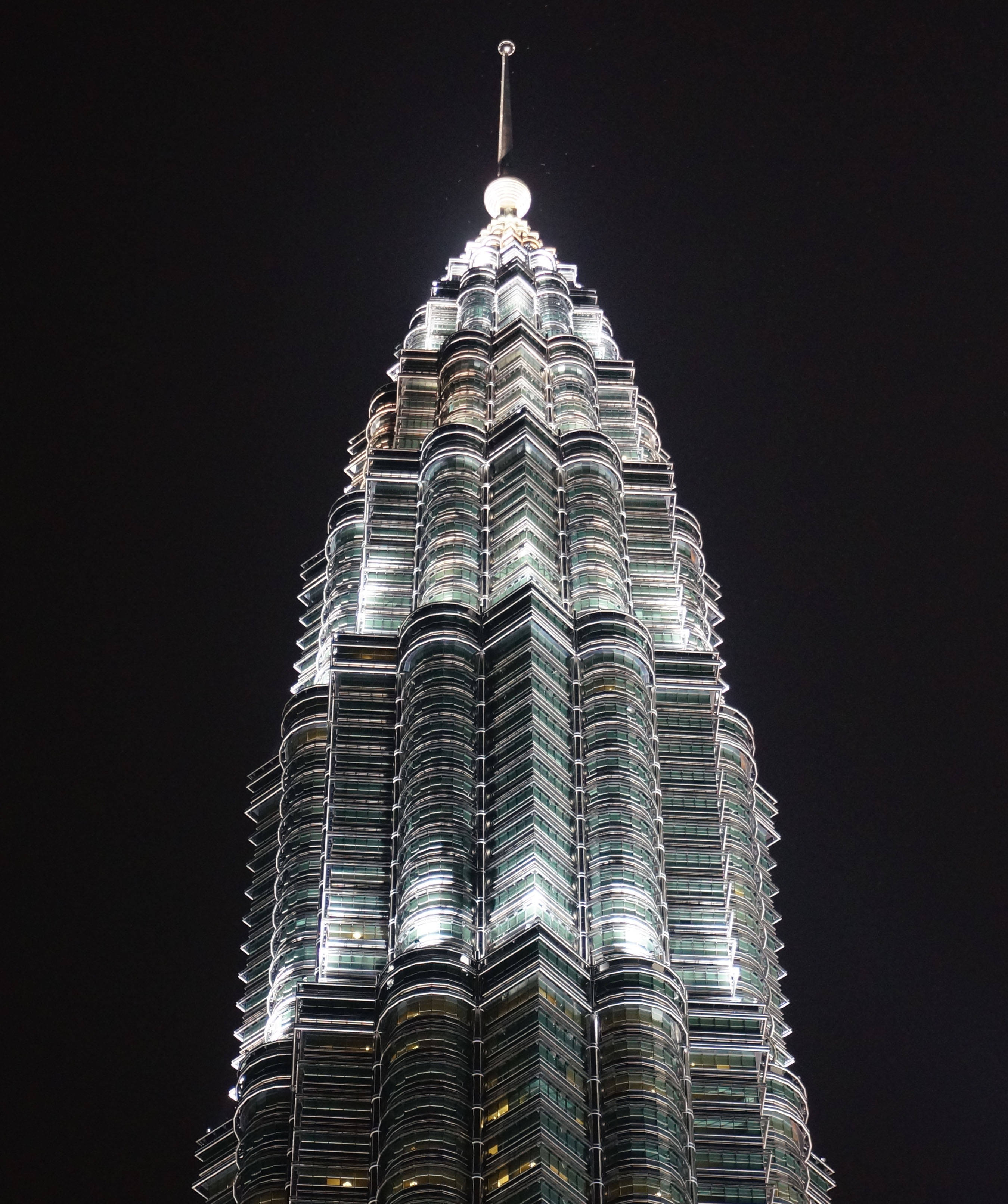 Petronas Twin Towers Φωτισμένοι τη Νύχτα Ταπετσαρία