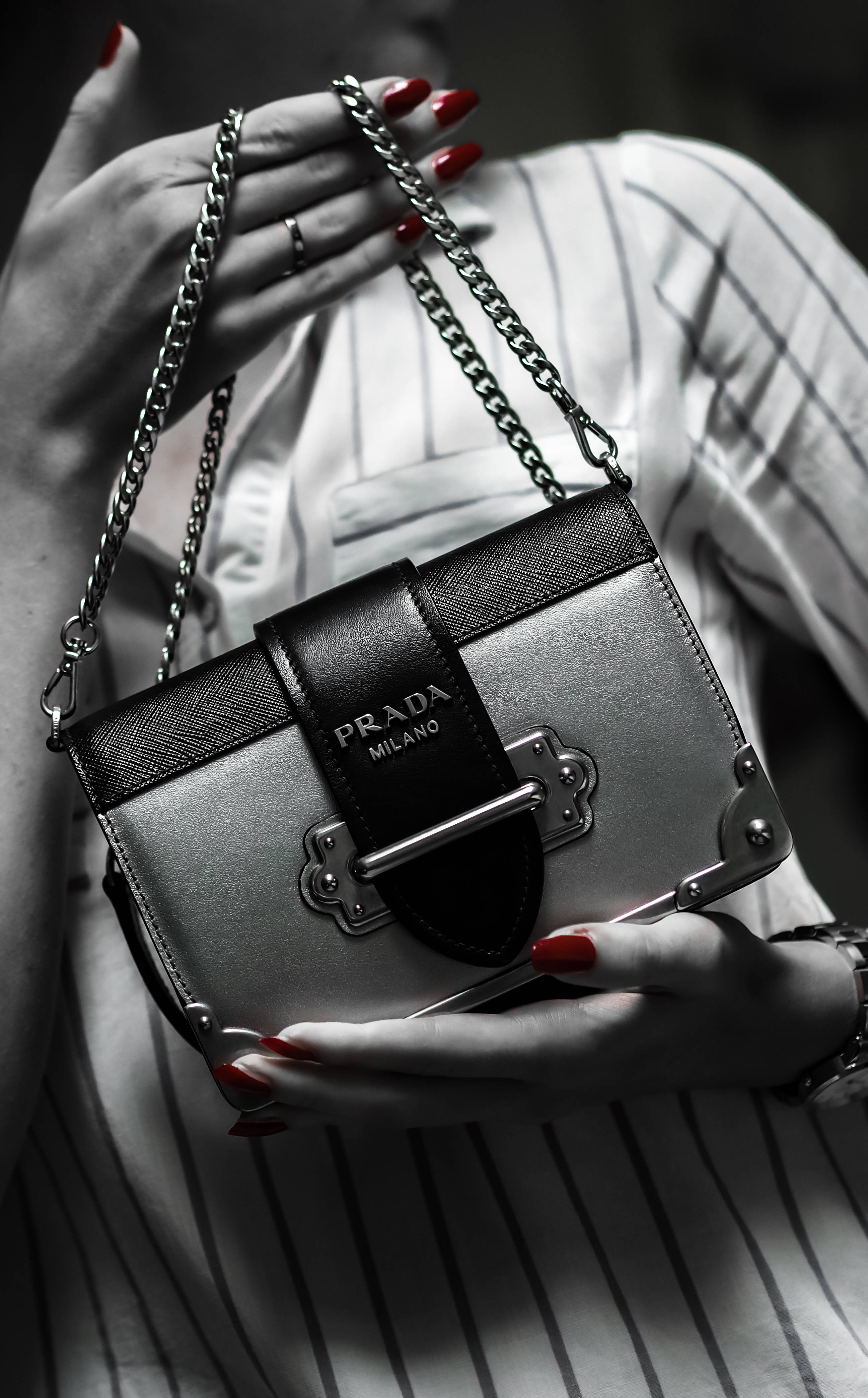 Γυναίκα Prada με Κόκκινα Νύχια Ταπετσαρία