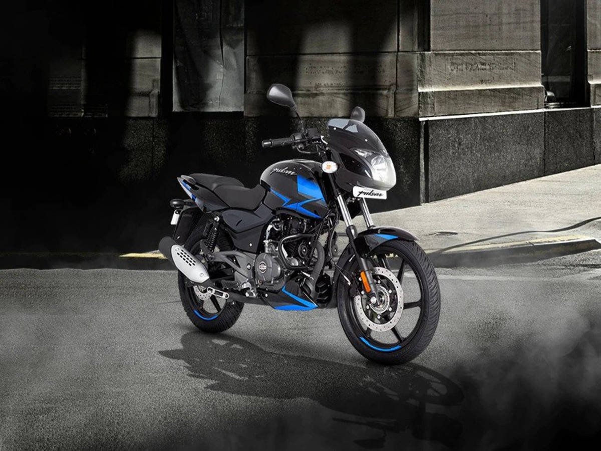 Pulsar 150 στο πεζοδρόμιο Ταπετσαρία