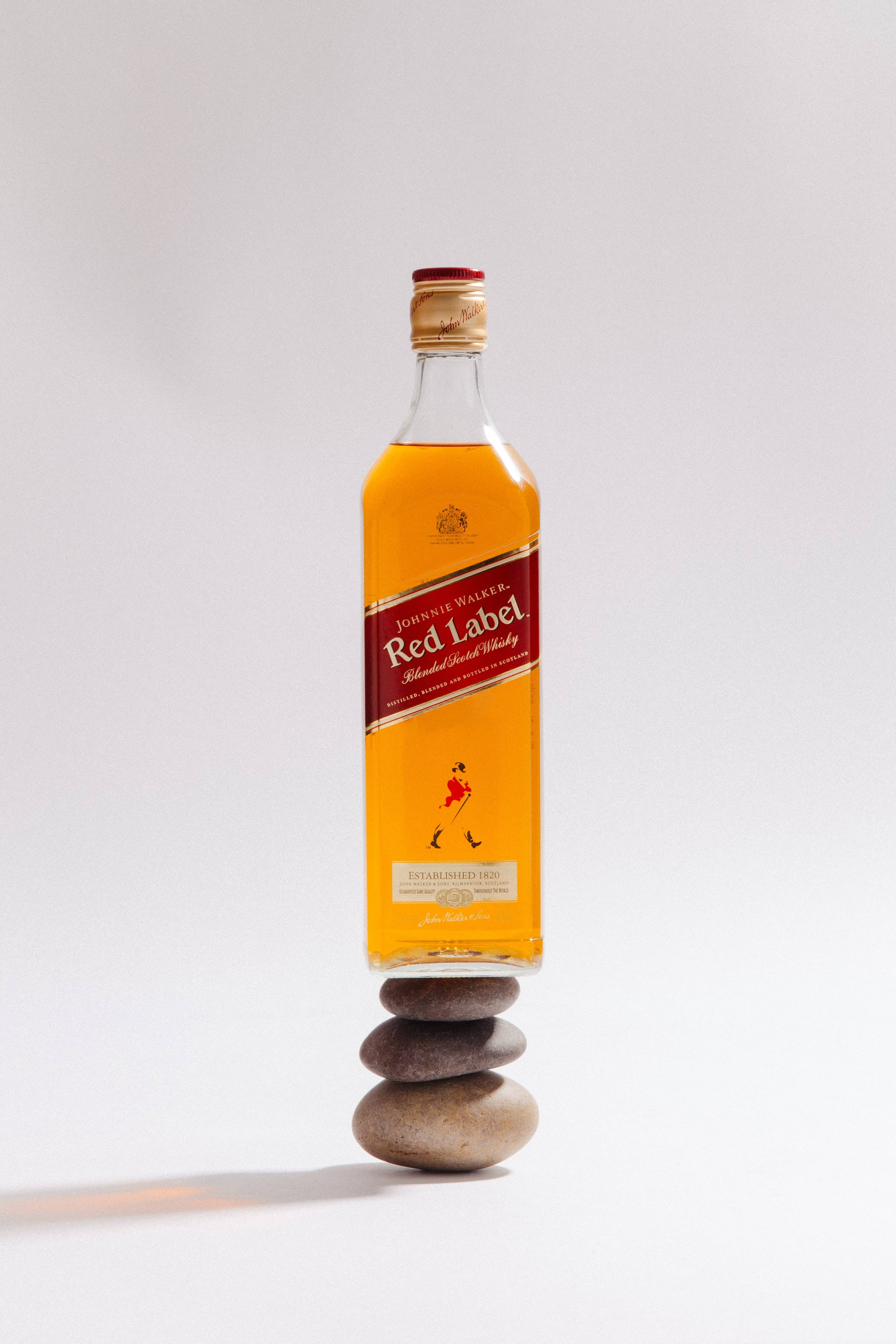 Μπουκάλι Red Label Ουίσκι σε Στοίβα Πέτρες Ταπετσαρία