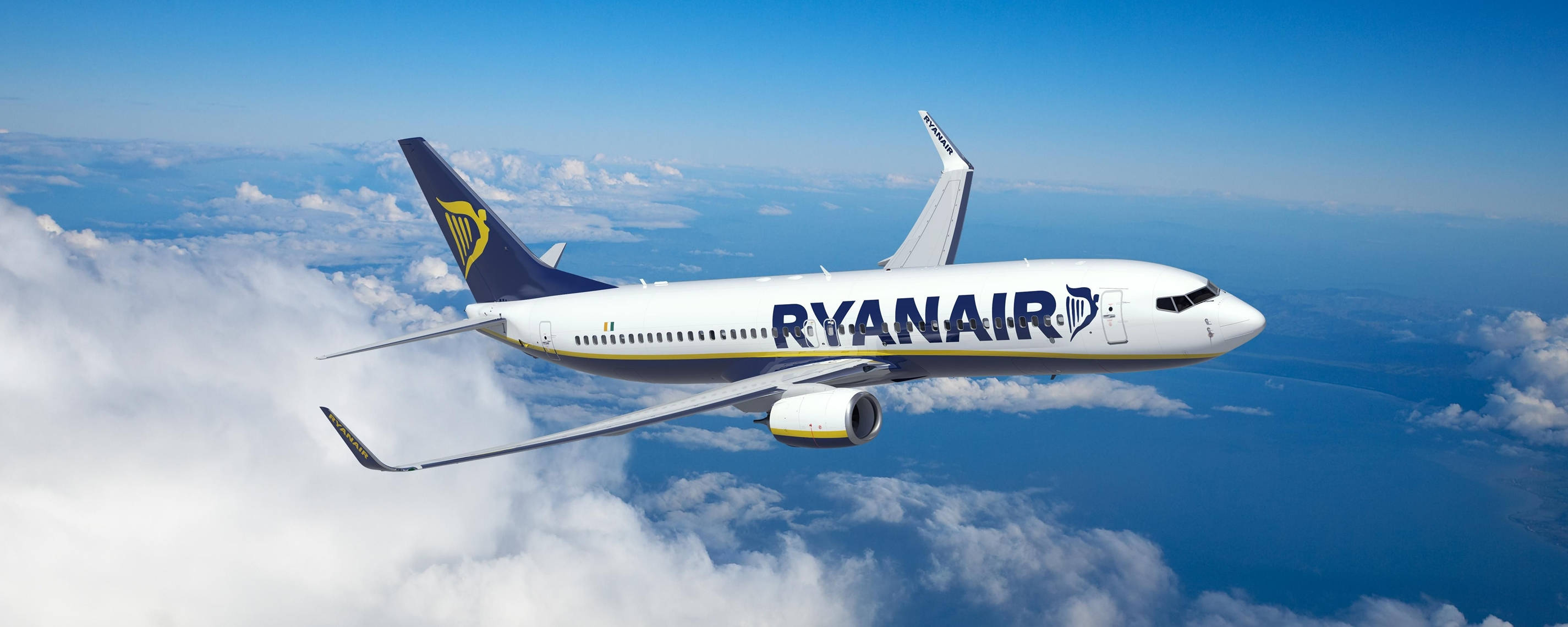 Αεροπλάνο της Ryanair στον ουρανό Ταπετσαρία