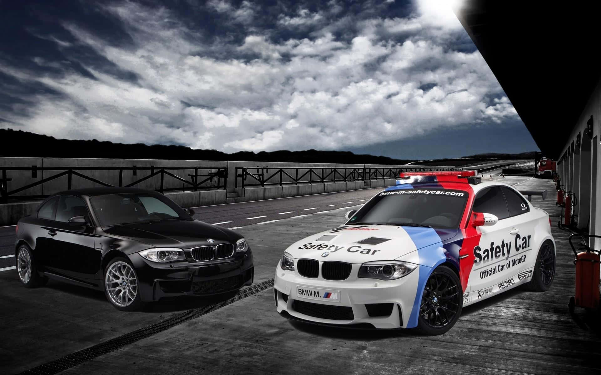 Safety Car ready for action on racetrack Ταπετσαρία