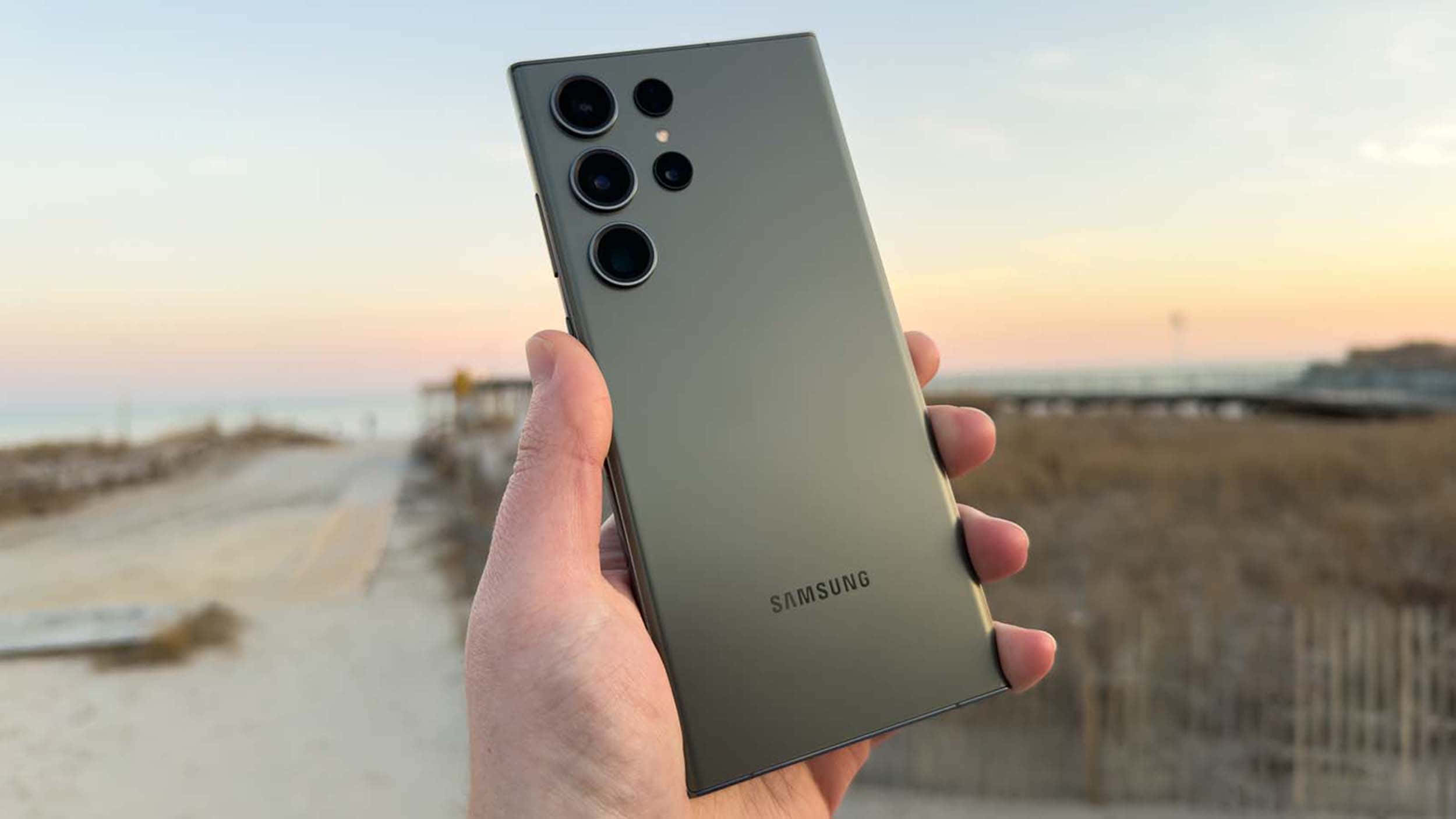Samsung S23 Ultra στο Χέρι με Φόντο Παραλία Ταπετσαρία