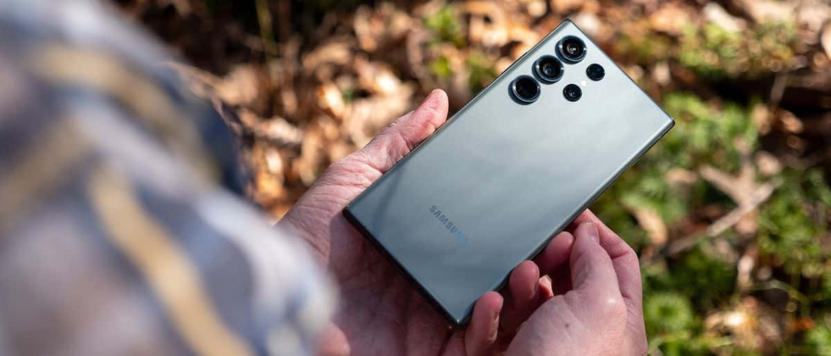 Samsung S23 Ultra στο χέρι σε εξωτερικό χώρο Ταπετσαρία