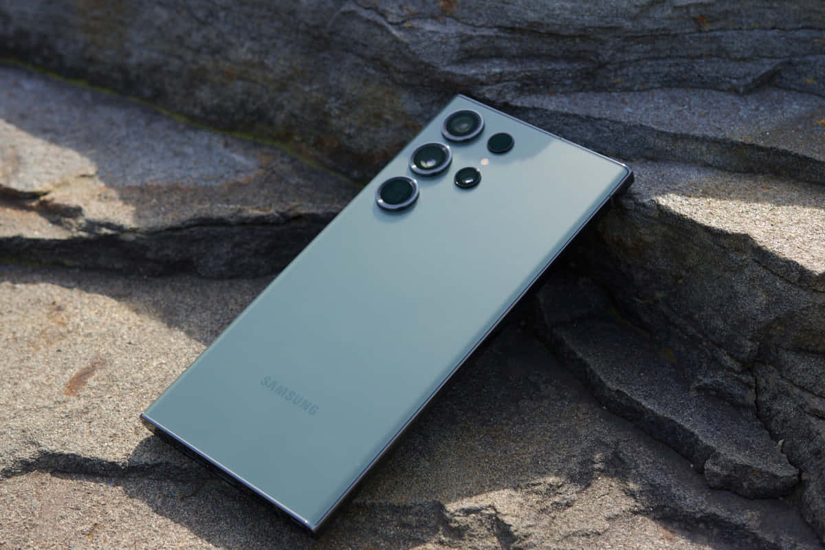 Samsung S23 Ultra σε Βραχώδη Επιφάνεια Ταπετσαρία
